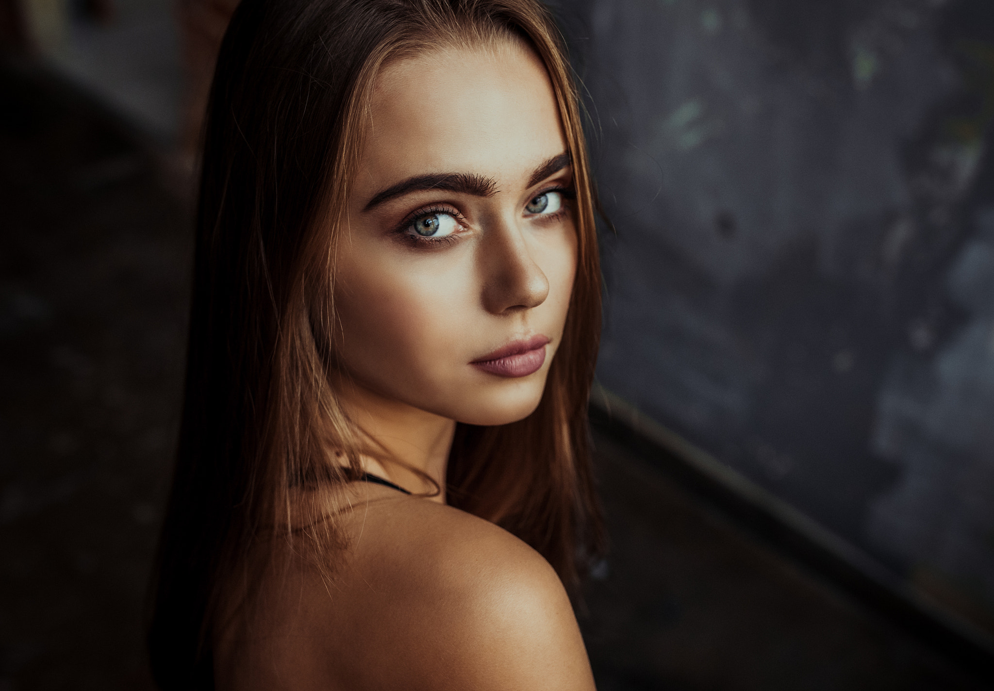 Woman with straight brown hair and blue eyes HD Wallpaper