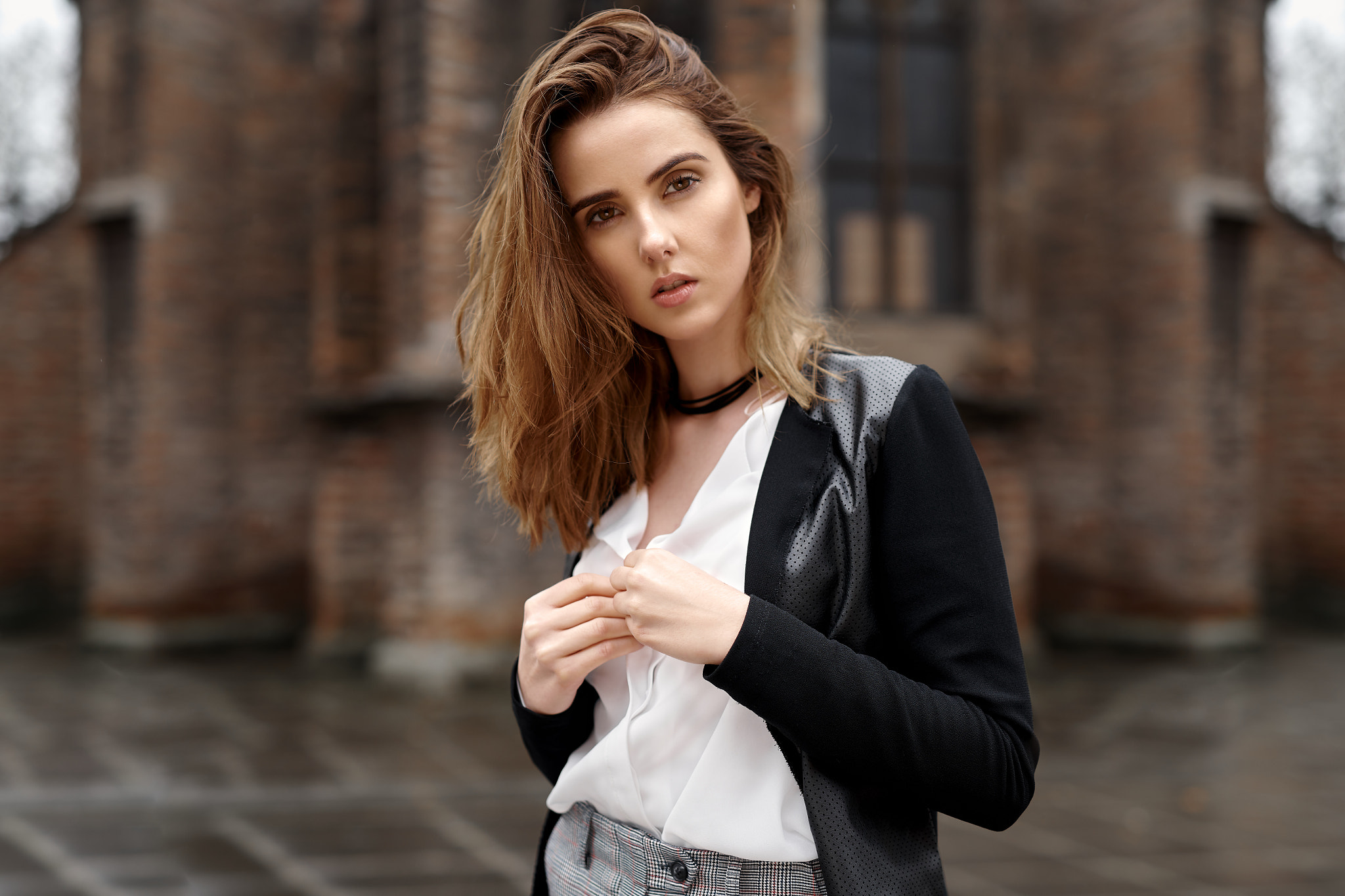 Woman wearing a blazer and choker outdoors HD Wallpaper