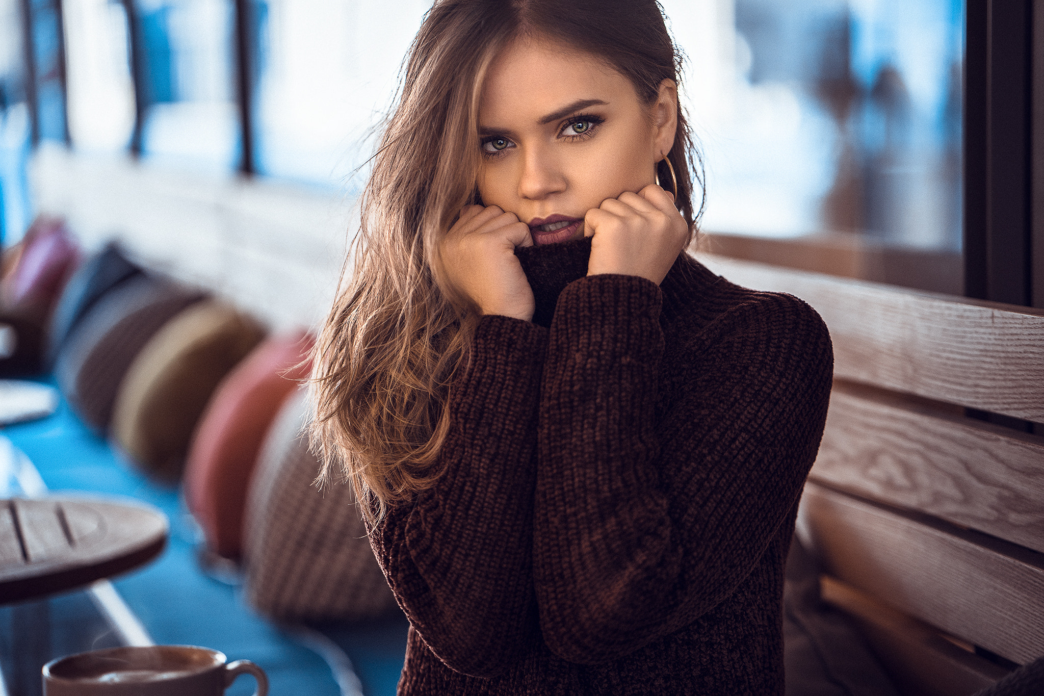 Woman wearing a turtleneck sweater HD Wallpaper