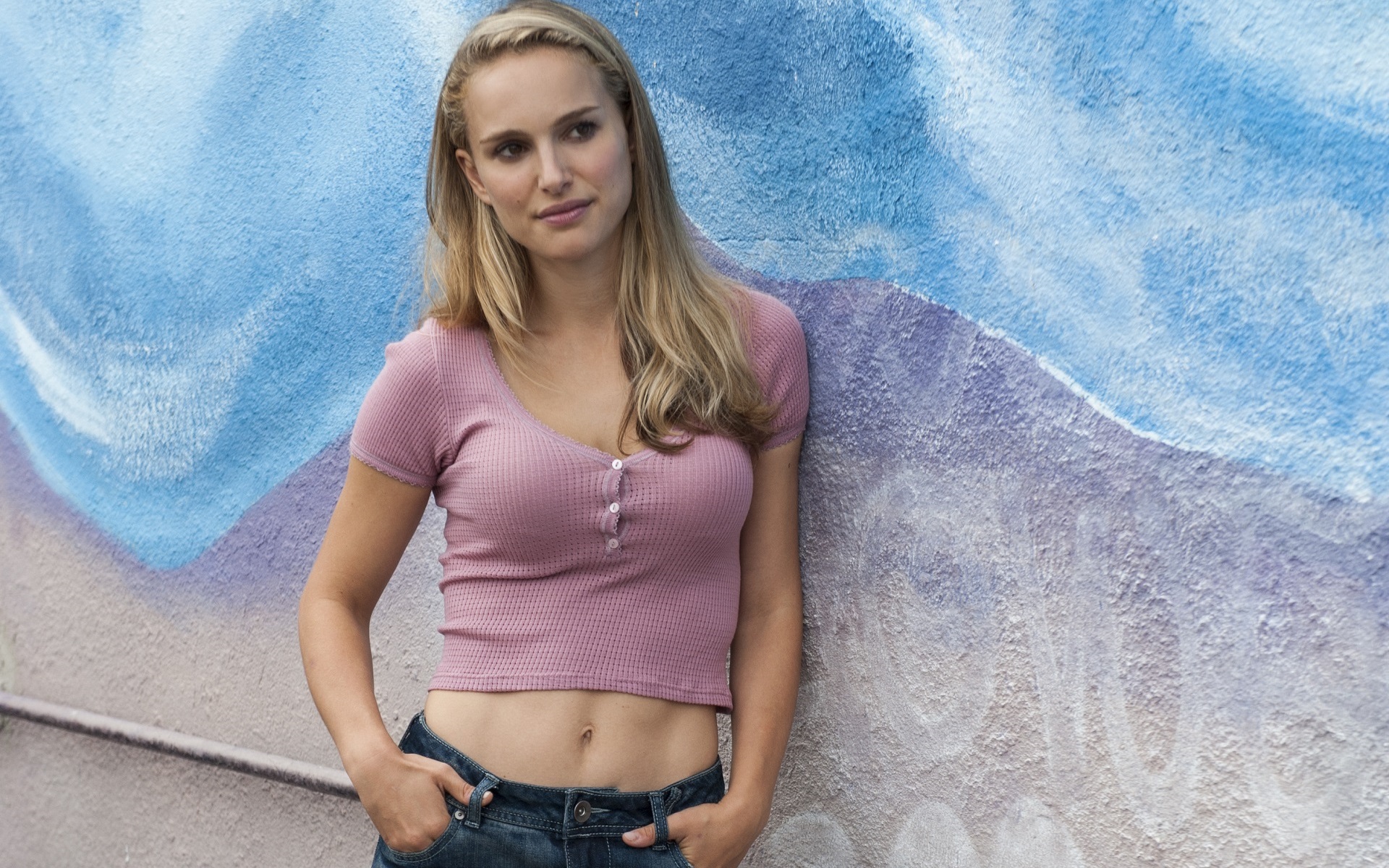 Natalie Portman in a pink crop top and jeans HD Wallpaper