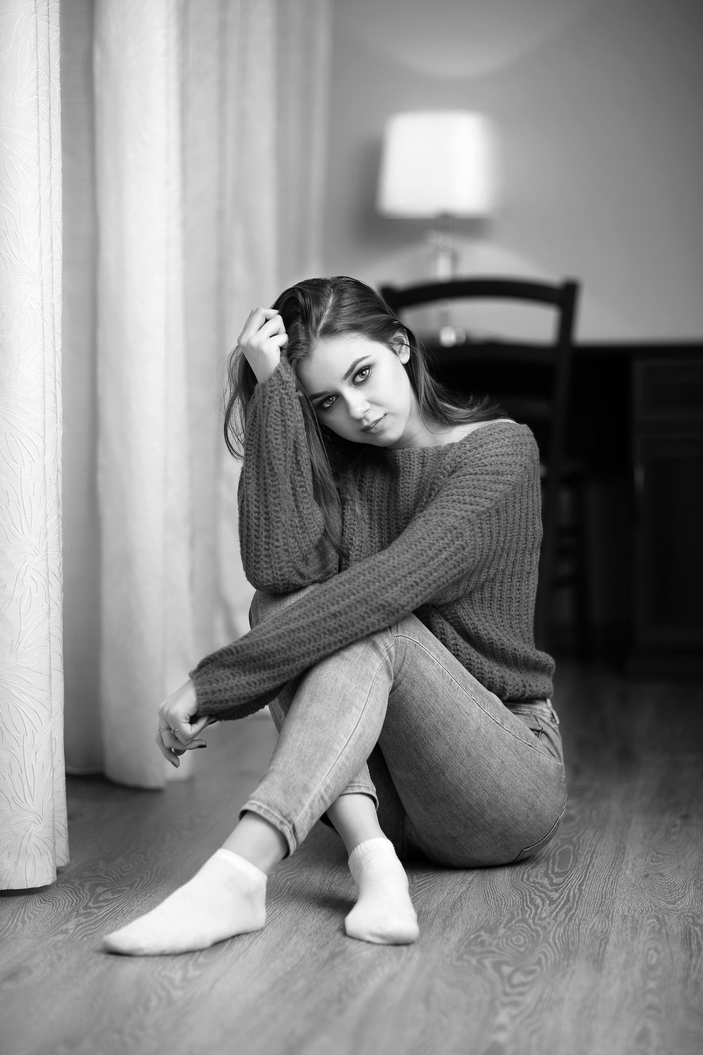 Woman sitting on the floor HD Wallpaper