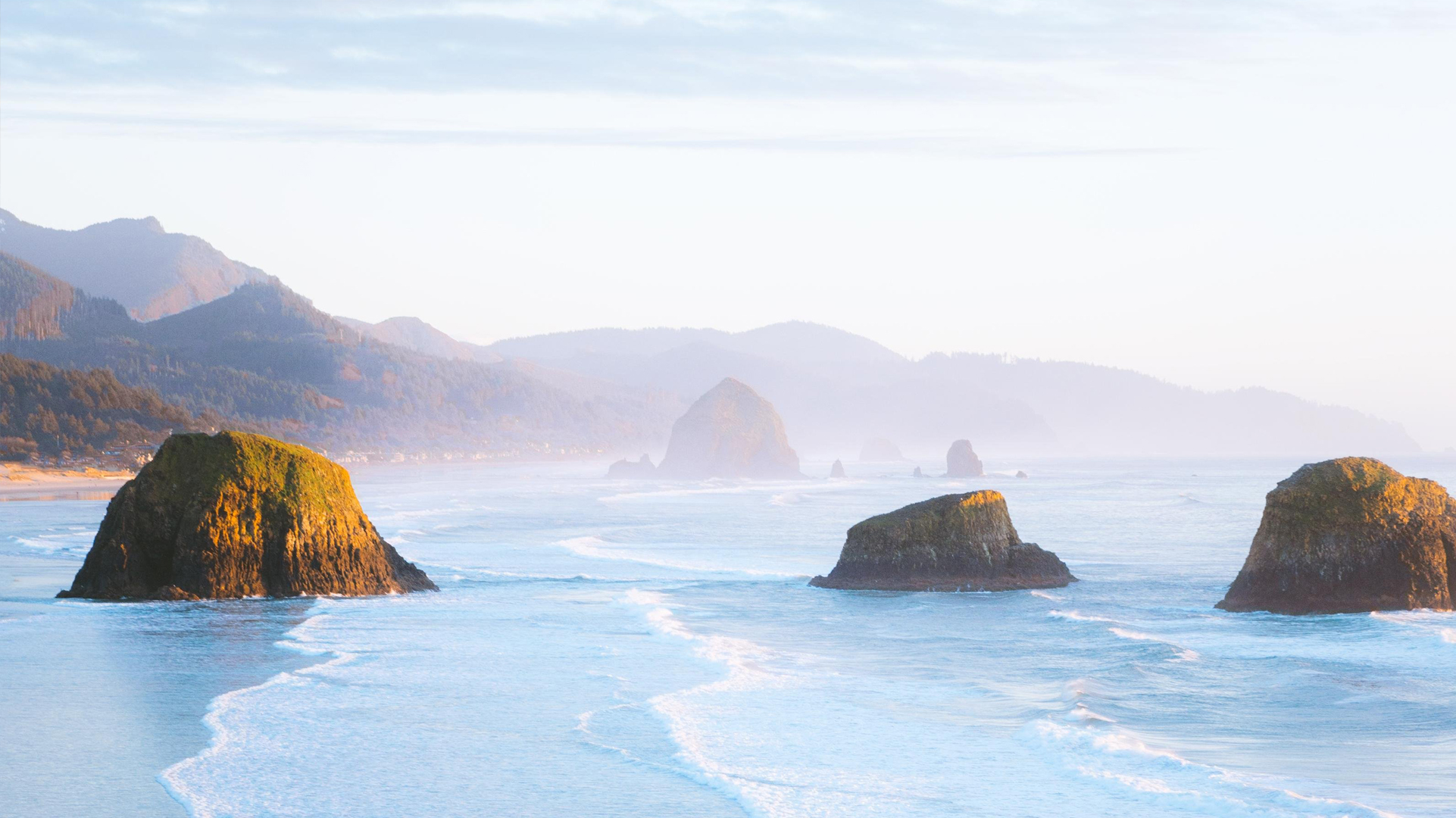 Sea stacks and mountains at Ecola State Park, Oregon HD Wallpaper