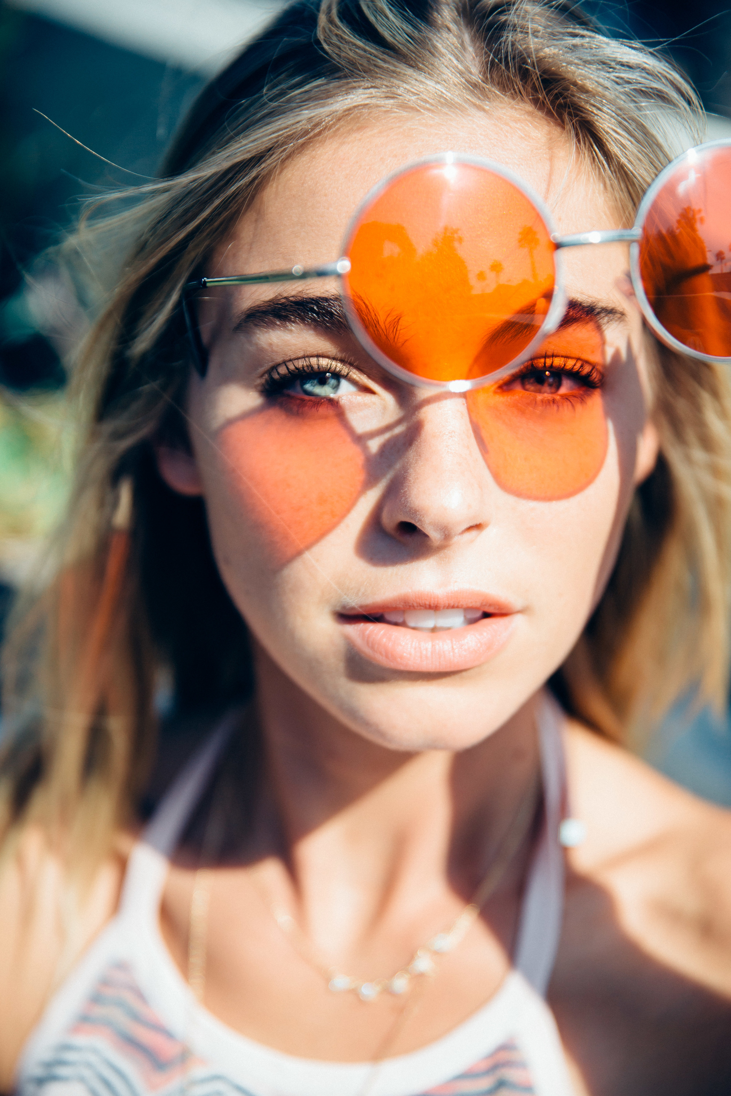 Elizabeth Turner wearing sunglasses outdoors HD Wallpaper