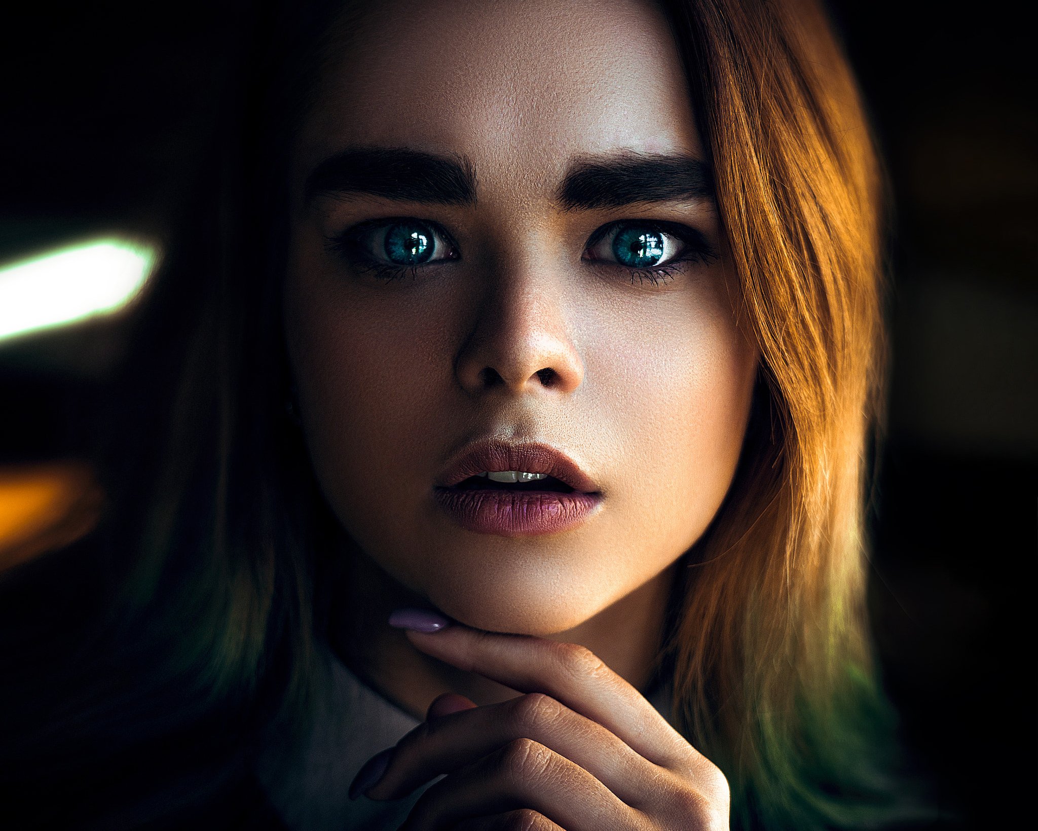 Close-up portrait of a woman with blue eyes HD Wallpaper