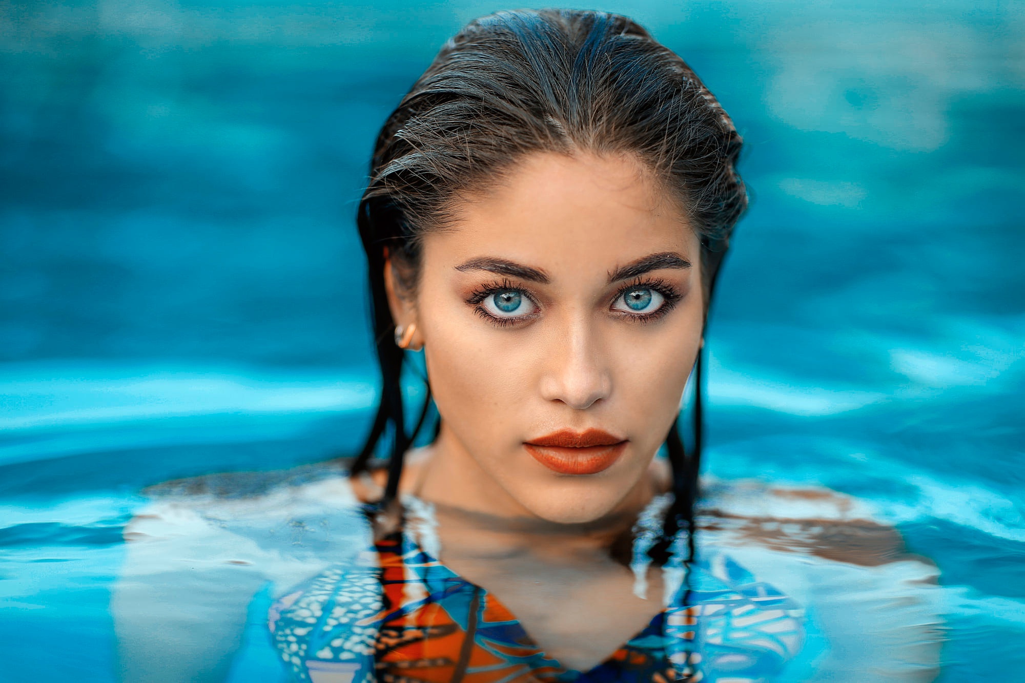 Woman with blue eyes in a swimming pool HD Wallpaper