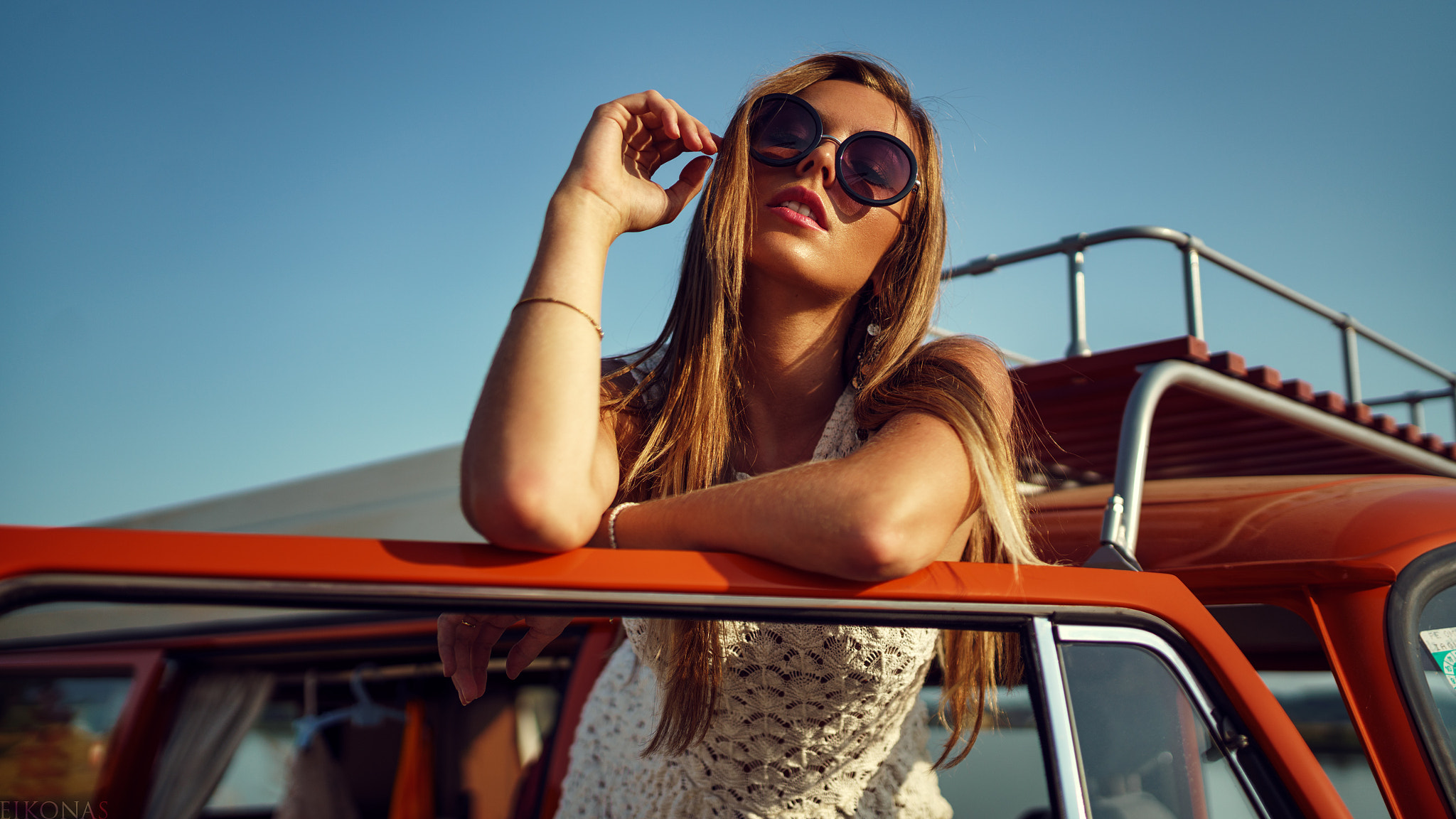 Woman with sunglasses leaning on a car HD Wallpaper