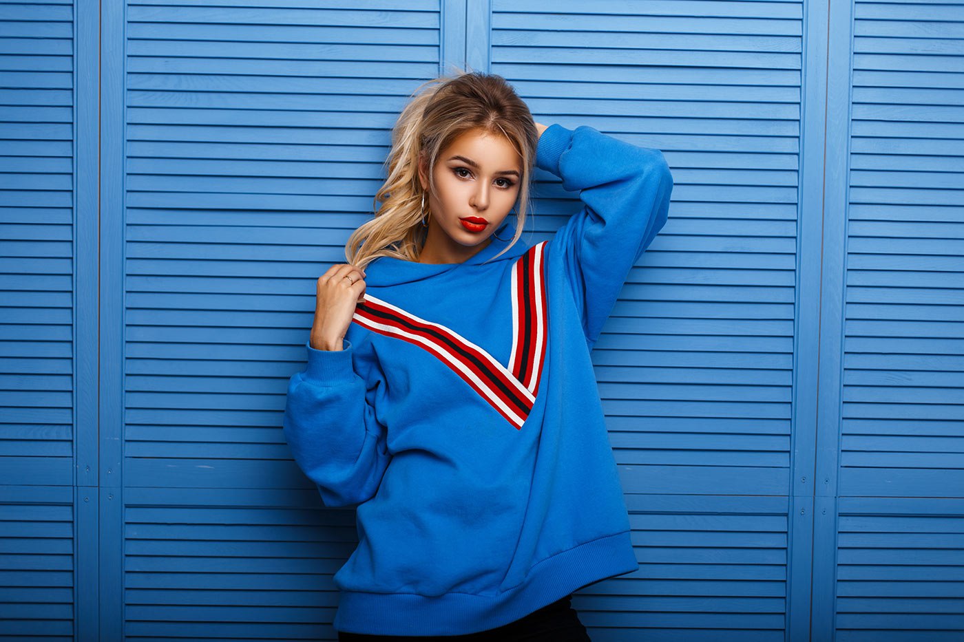 Woman with blonde hair and red lipstick wearing a blue sweater HD Wallpaper