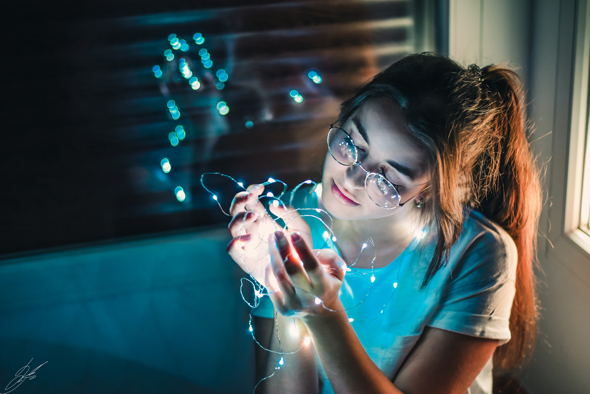 Woman with glasses holding fairy lights HD Wallpaper