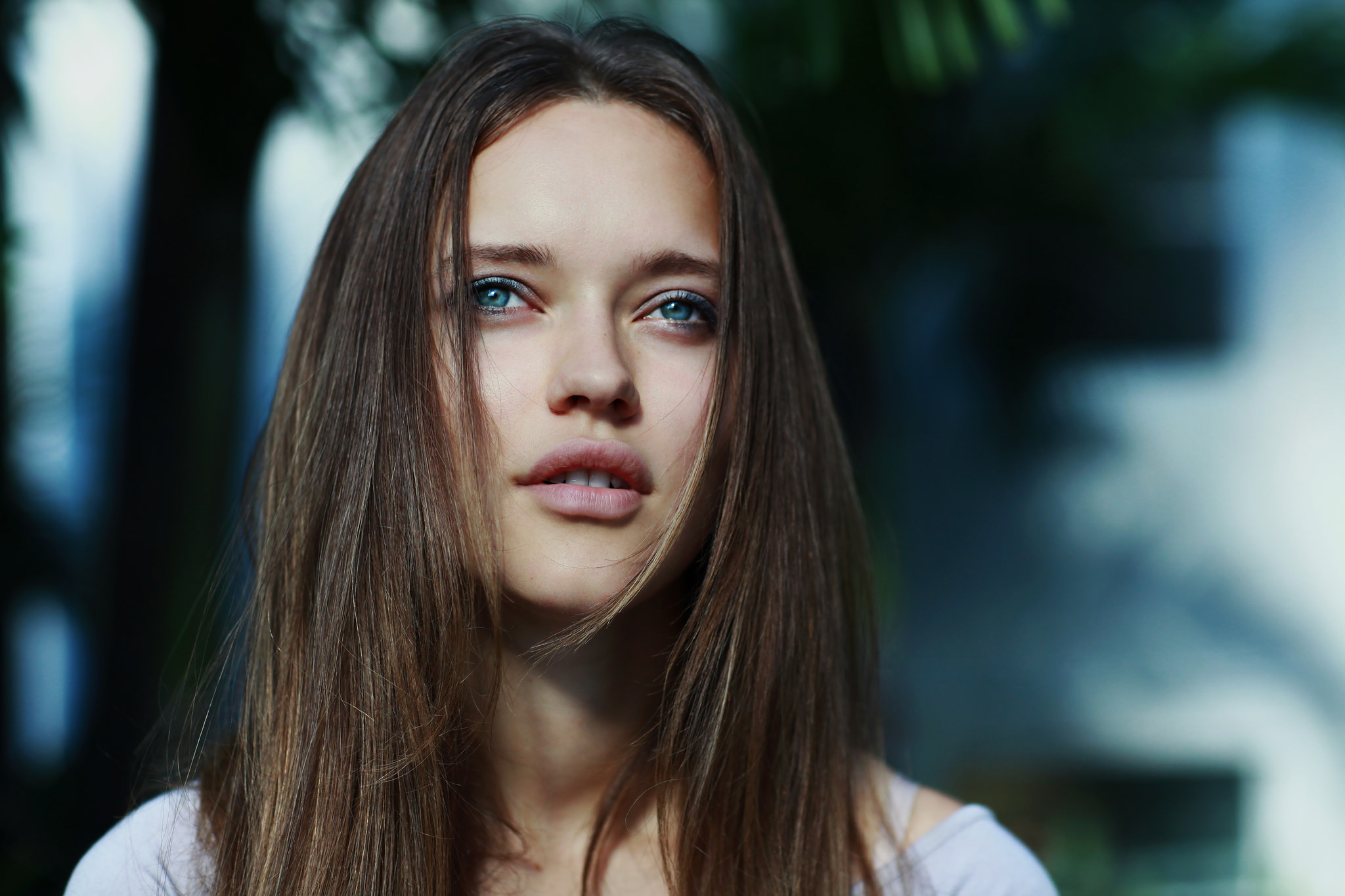 Woman with long brown hair and blue eyes HD Wallpaper