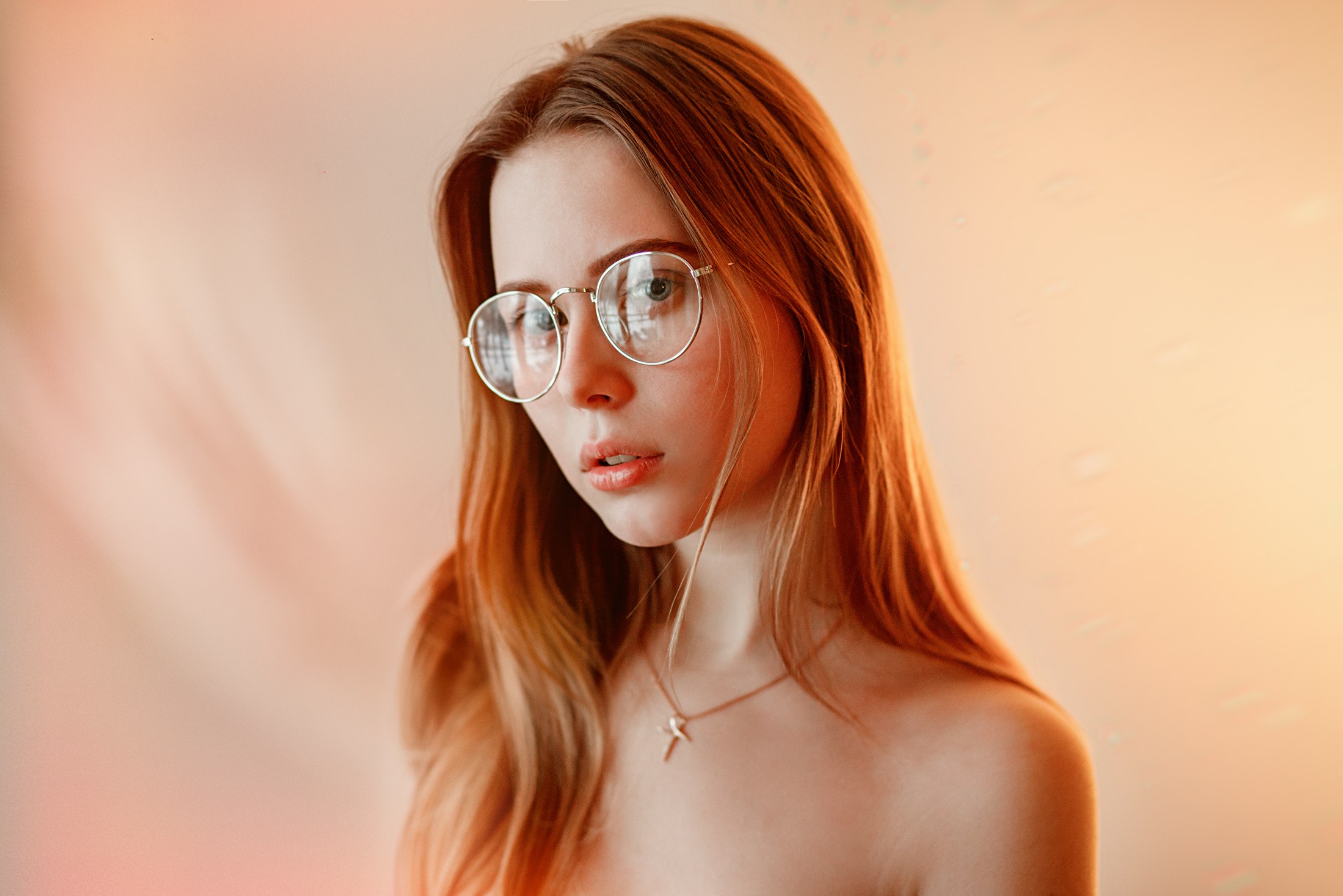Woman with glasses and necklace HD Wallpaper