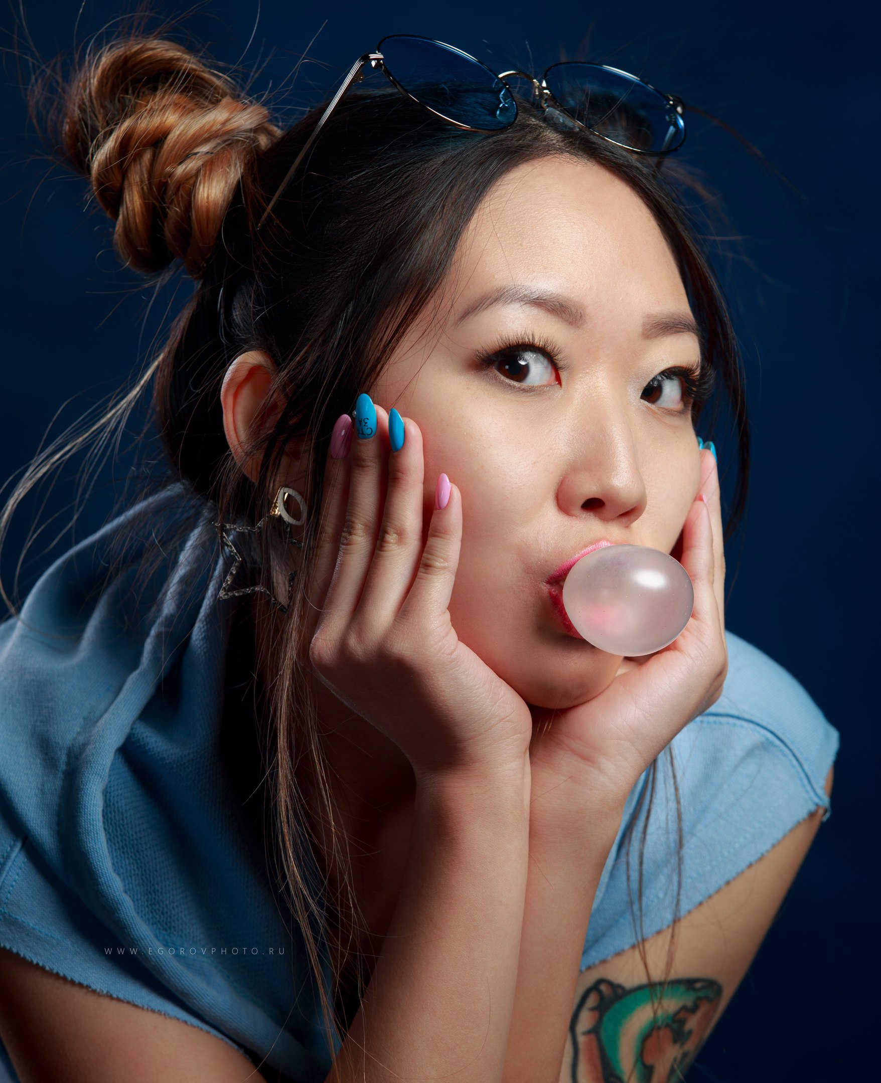 Asian woman blowing bubble gum with sunglasses HD Wallpaper