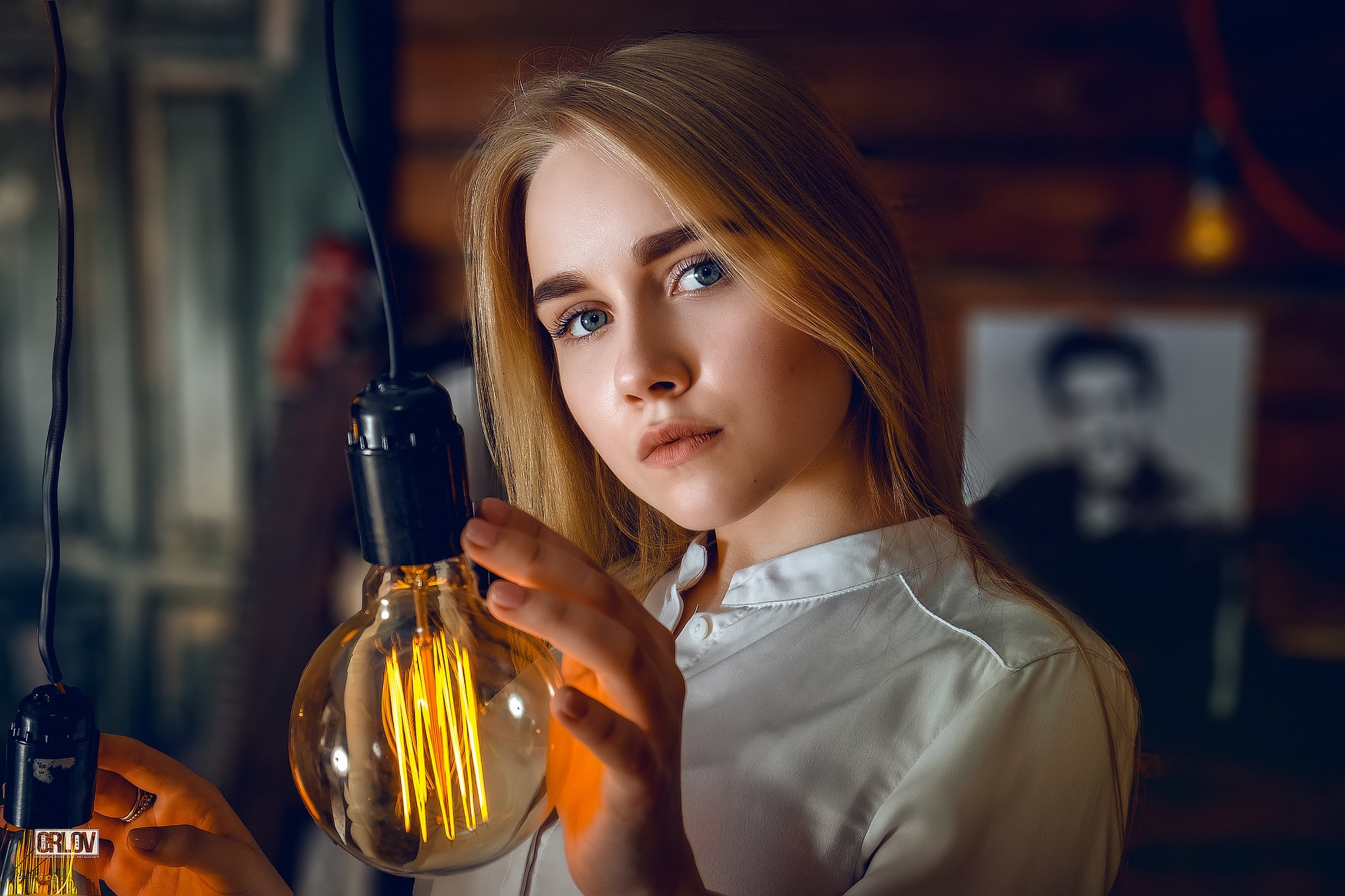 Woman holding a vintage light bulb HD Wallpaper