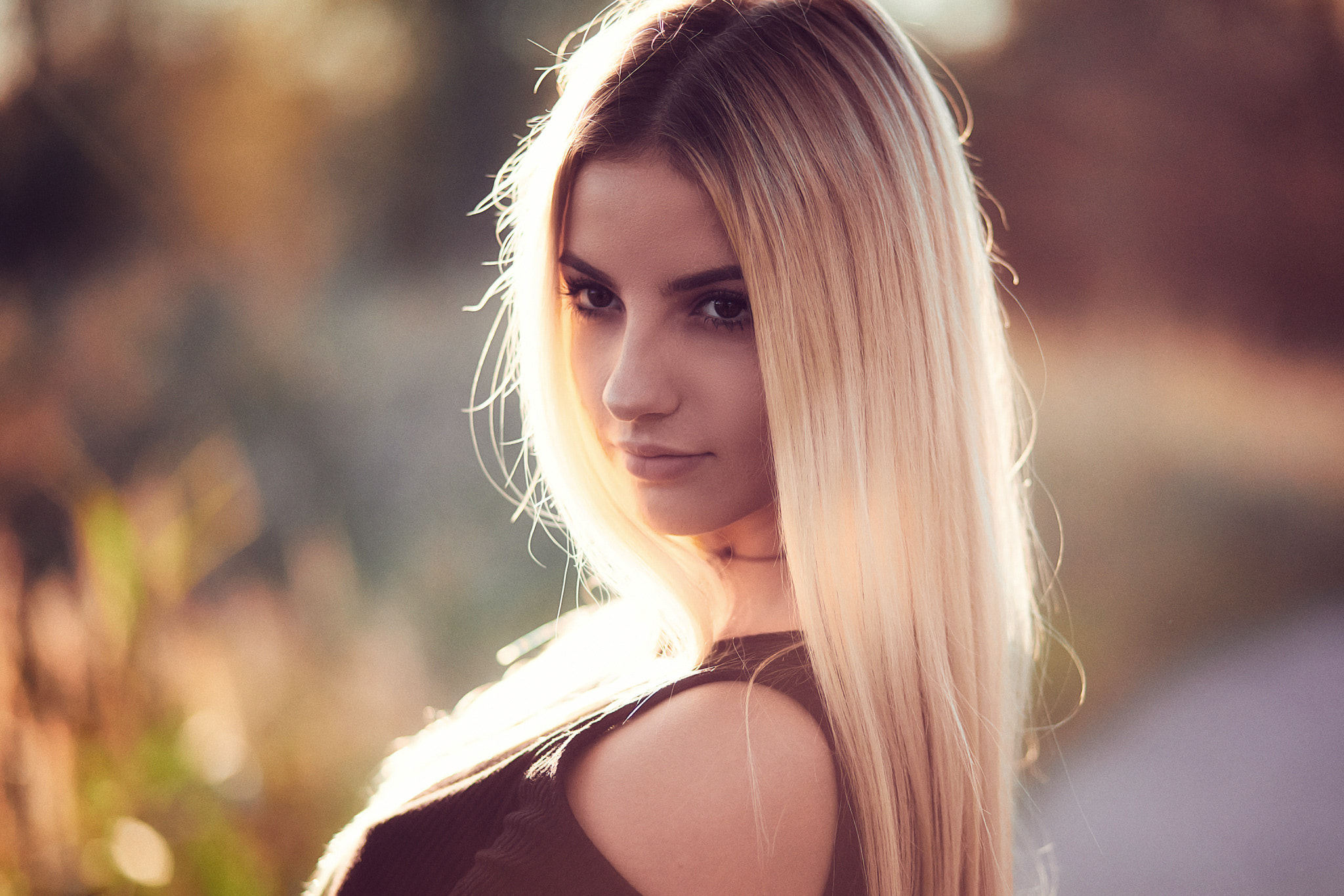 Portrait of a young woman with blonde hair HD Wallpaper