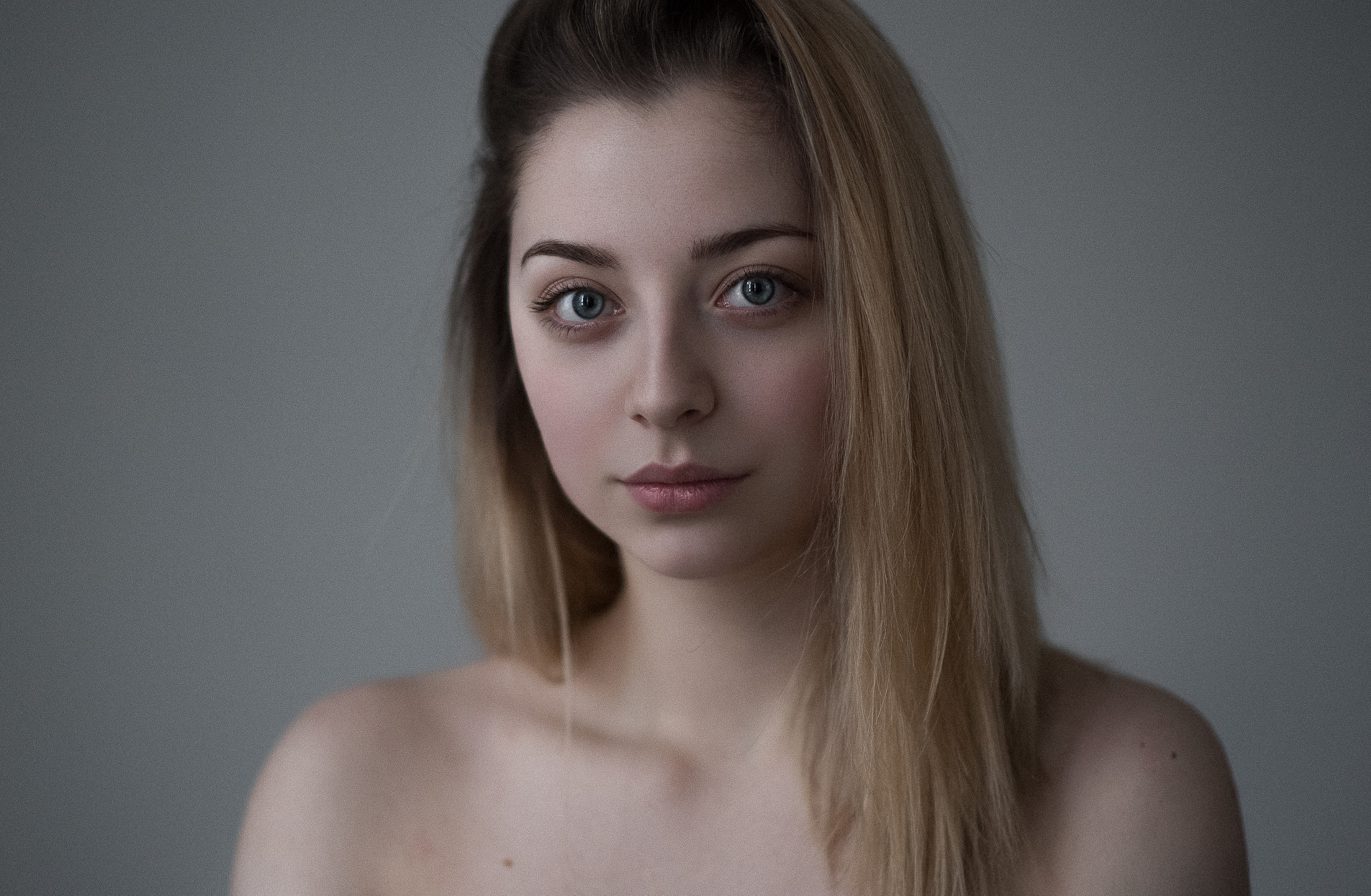 Portrait of a young woman with blonde hair HD Wallpaper