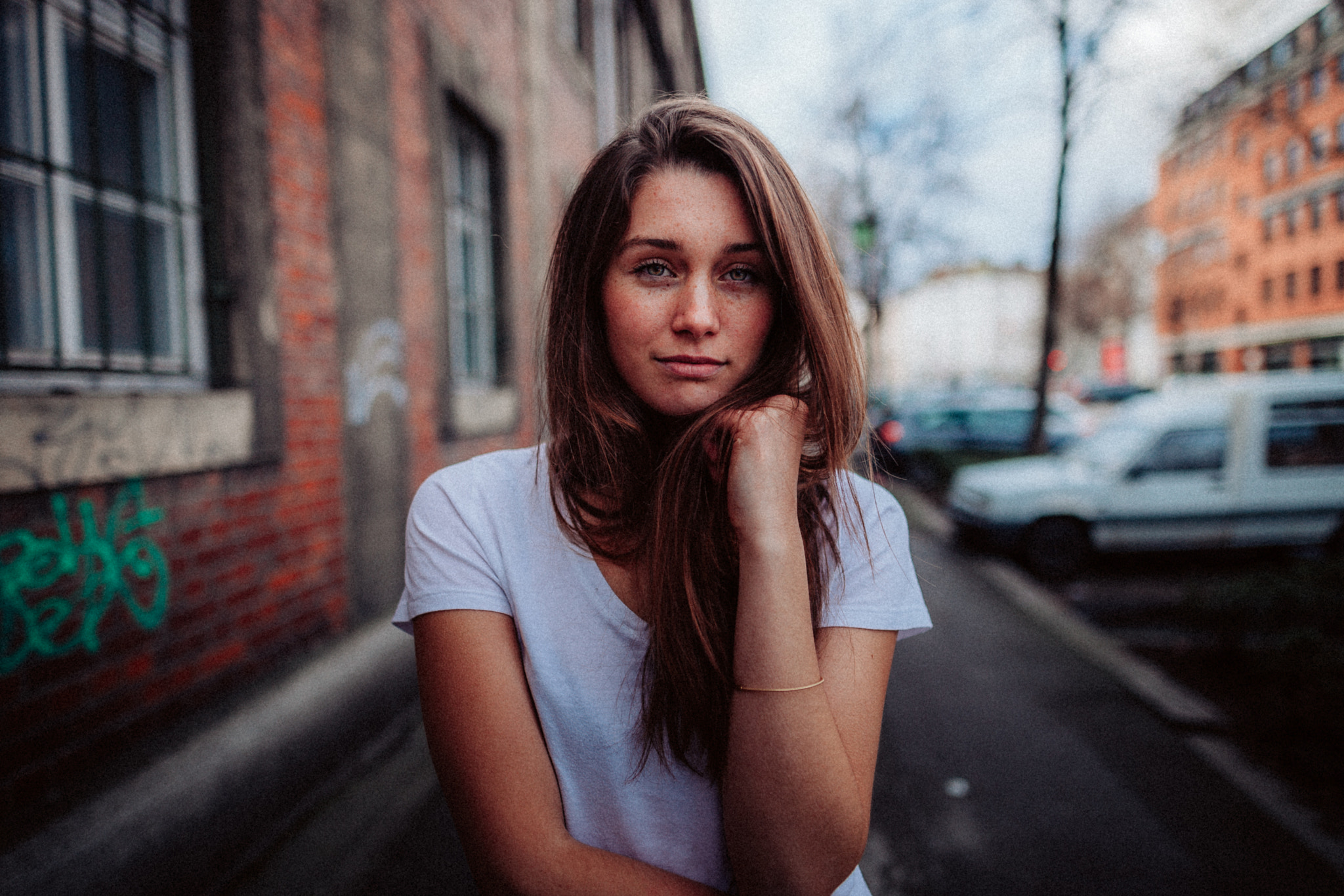 Woman with freckles wearing a white t-shirt outdoors HD Wallpaper