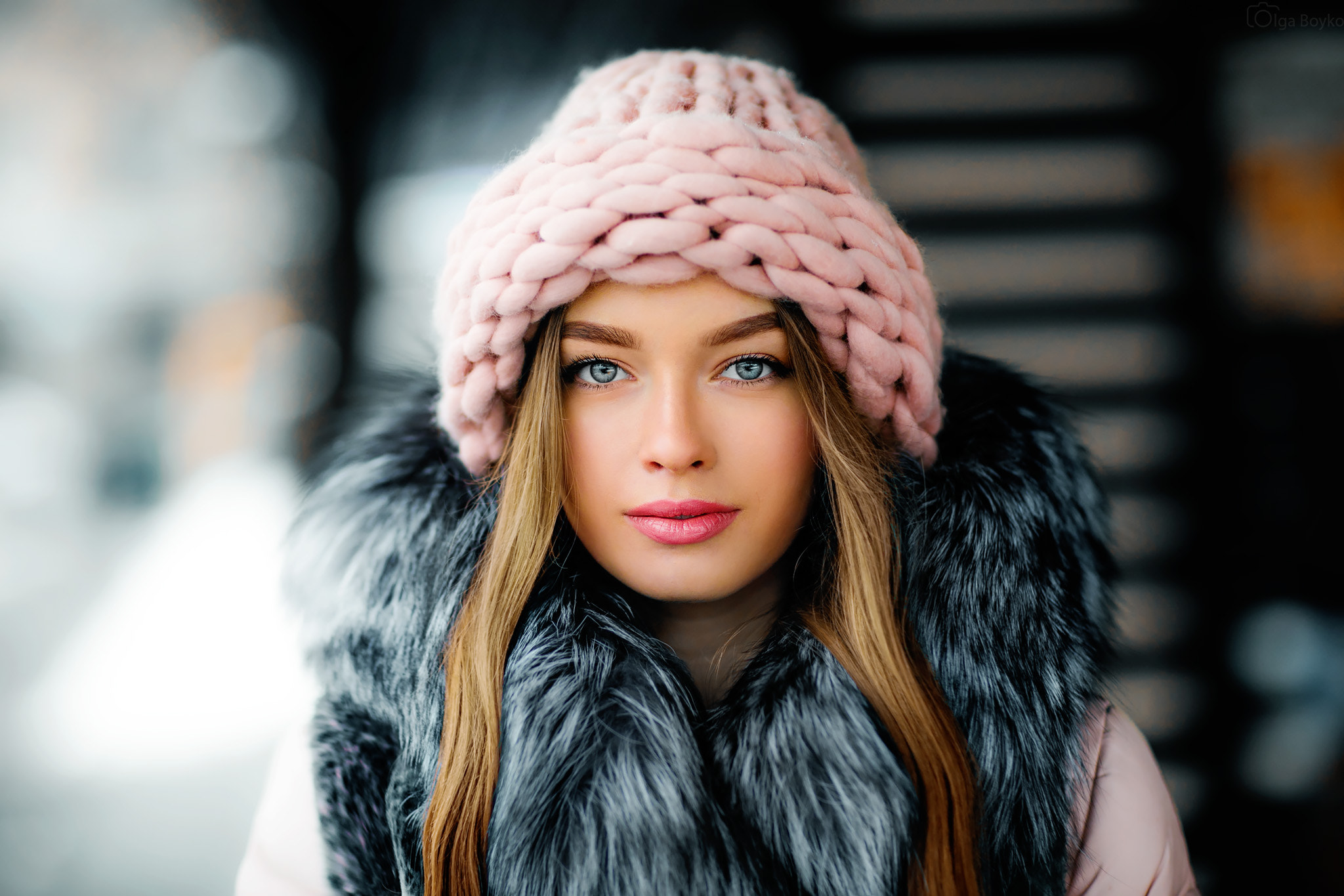 blue eyes, face, fur, jacket, women outdoors, long hair, hat, looking at viewer, brunette, Olga Boyko, portrait, fur coats, pink lipstick, bokeh, women HD Wallpaper