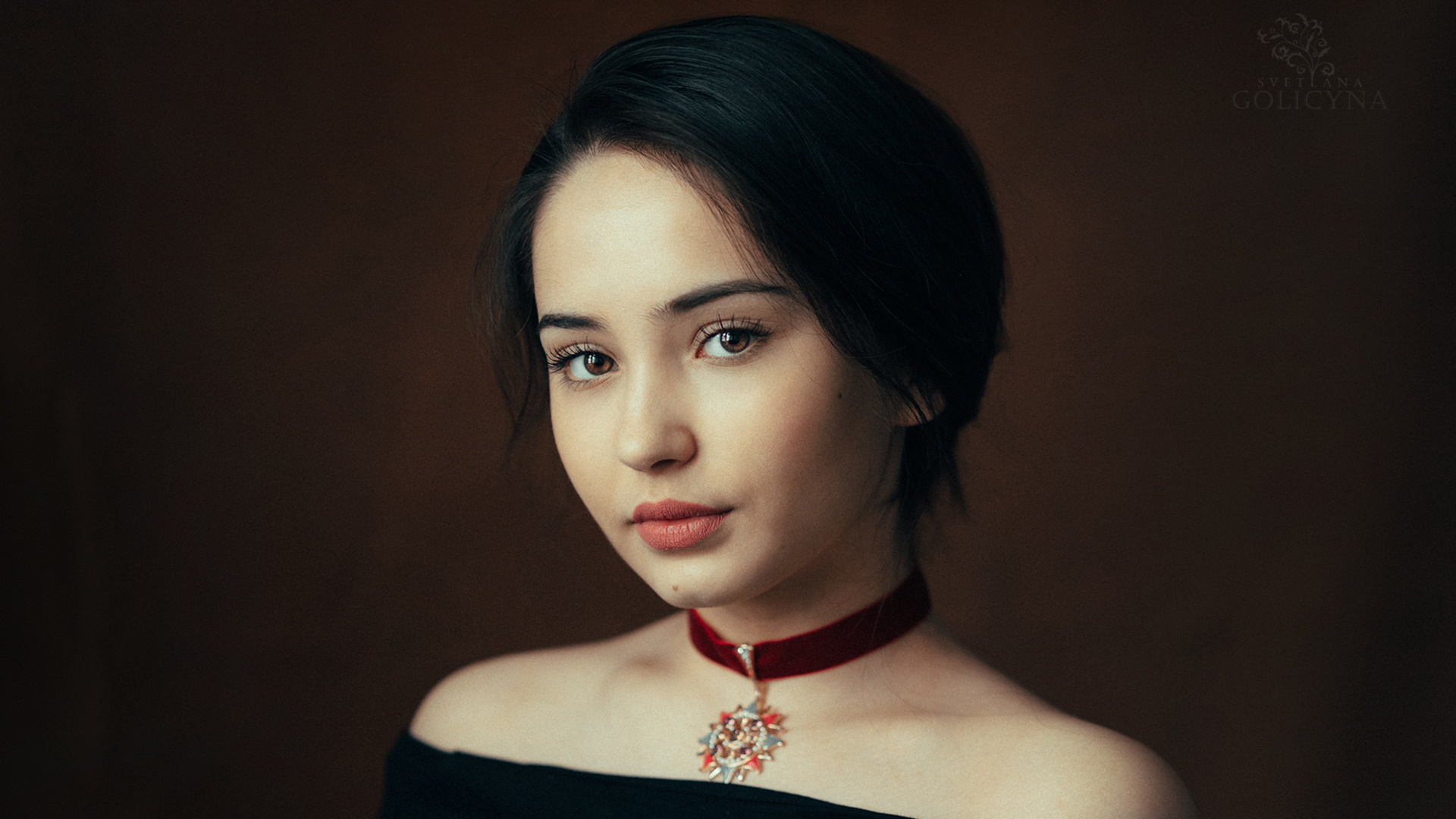 Woman with dark hair wearing a velvet choker necklace HD Wallpaper