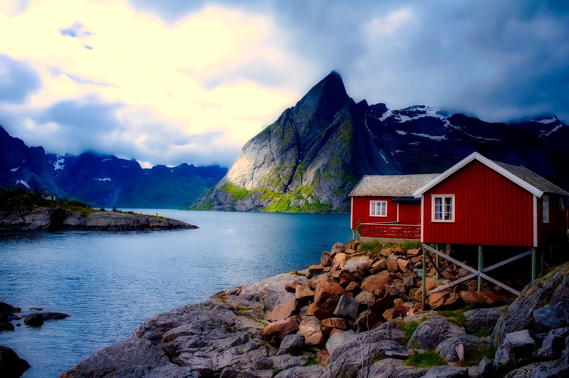 Red houses by a mountain lake HD Wallpaper