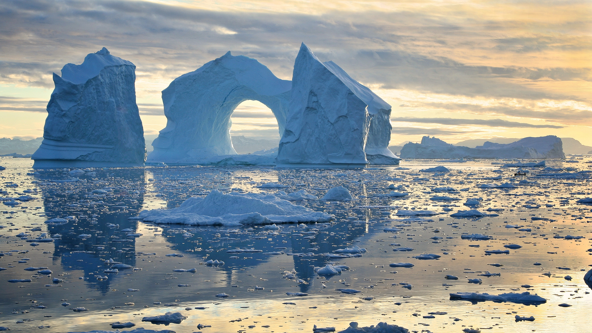 Icebergs floating in the ocean at sunset HD Wallpaper