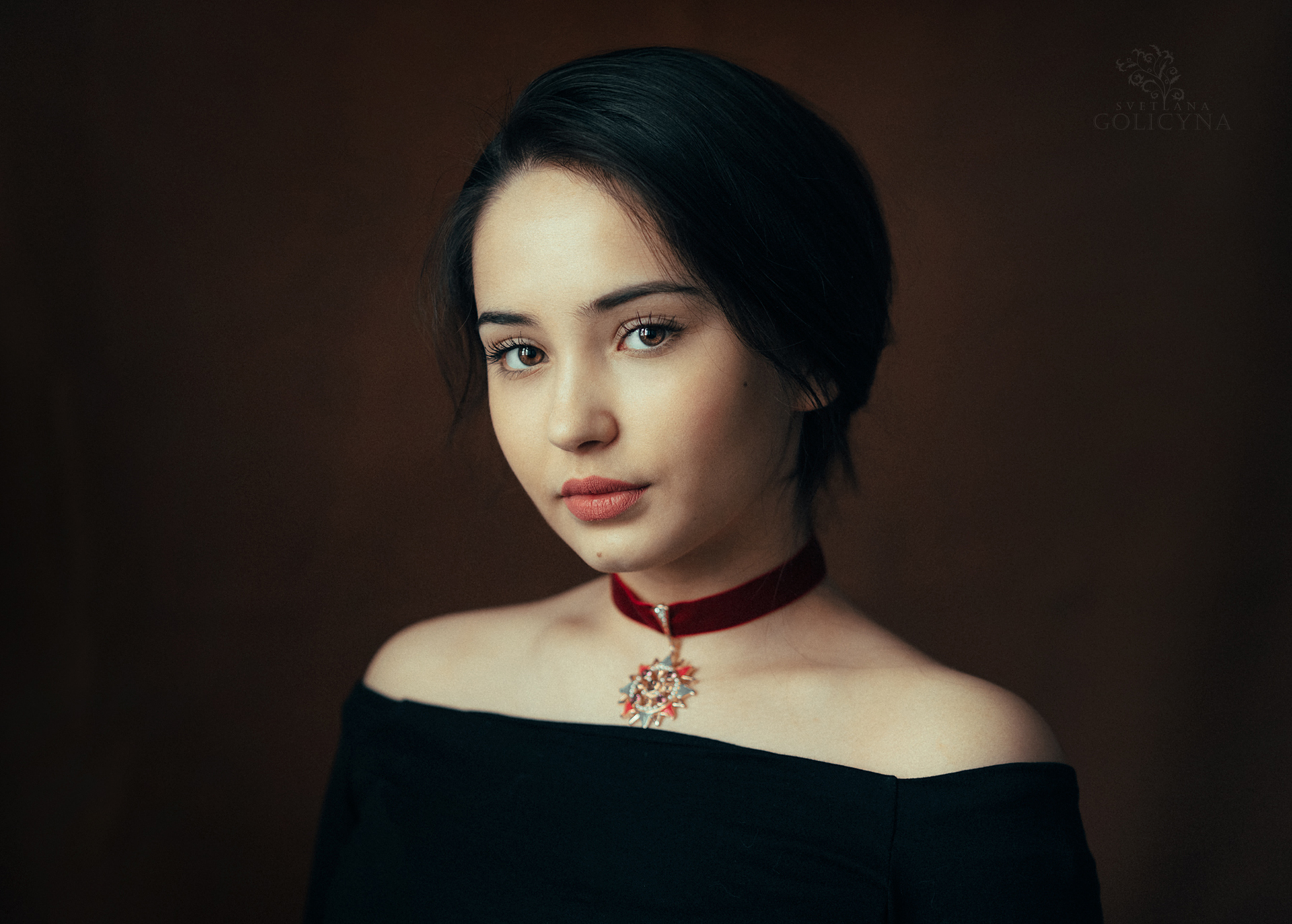 Woman with dark hair and choker necklace HD Wallpaper