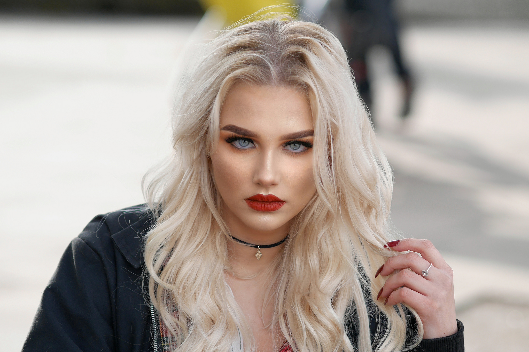 Woman with blonde hair and red lipstick HD Wallpaper