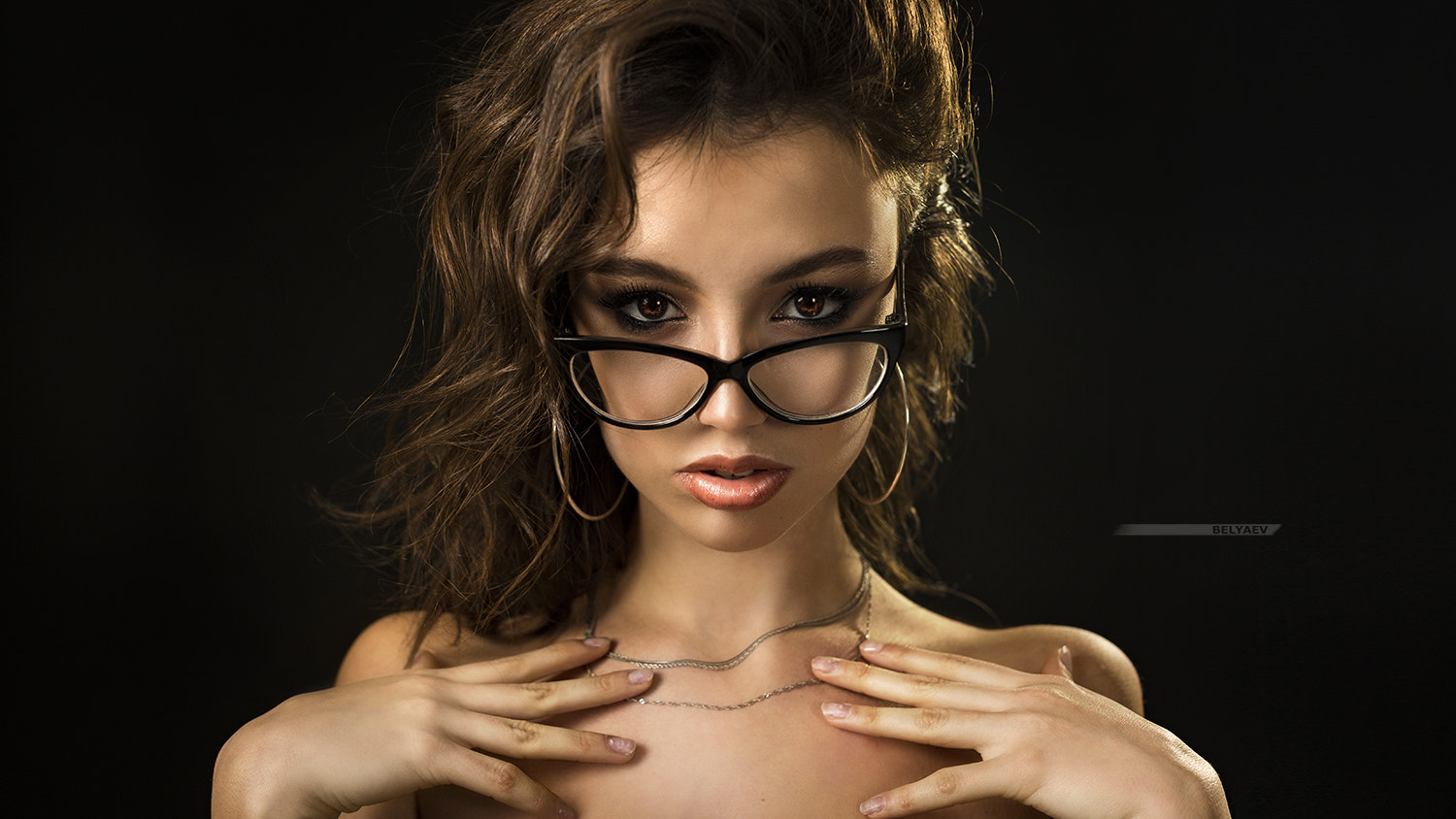 Woman with glasses and bare shoulders HD Wallpaper