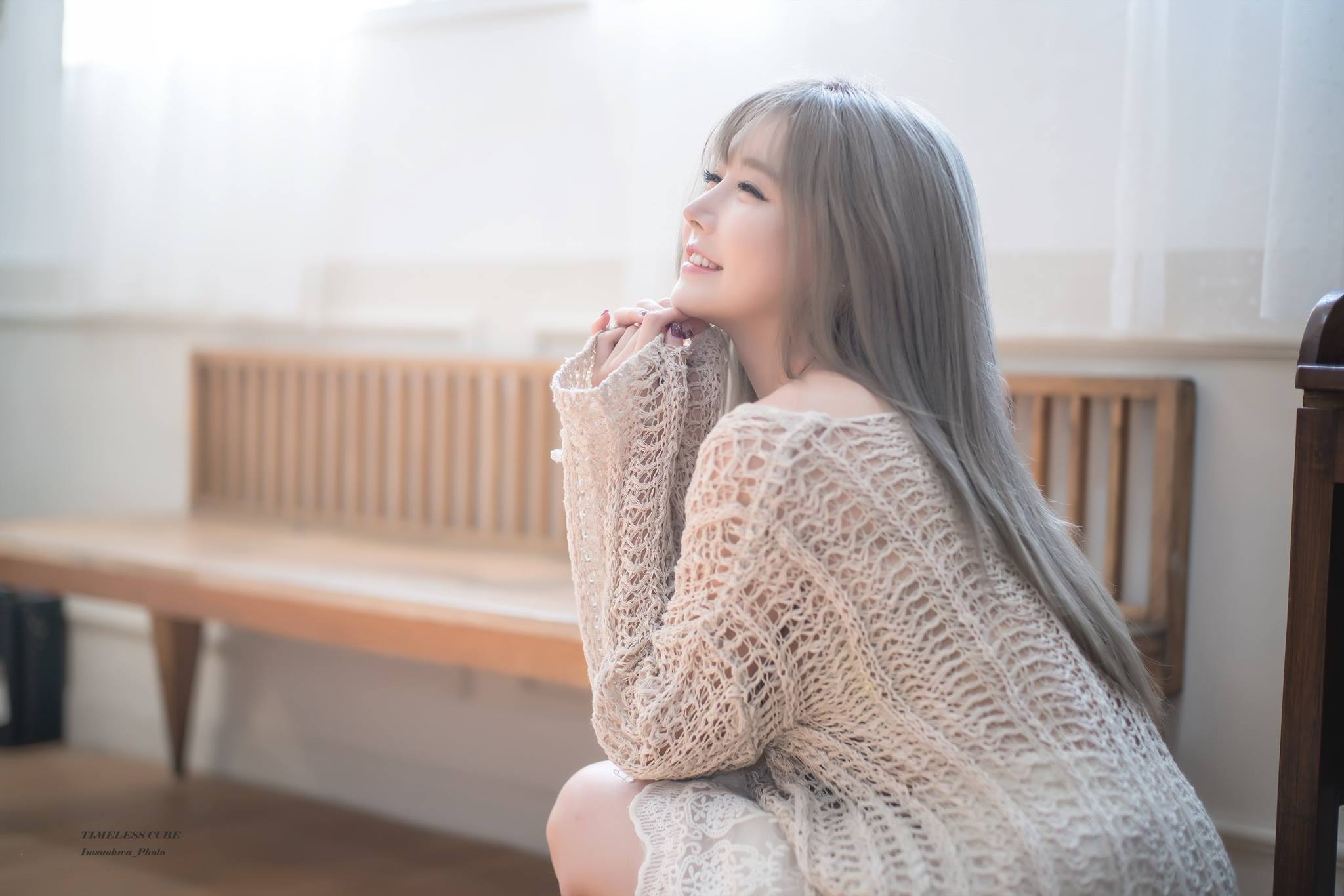Han Ga Eun posing in a knitted sweater HD Wallpaper