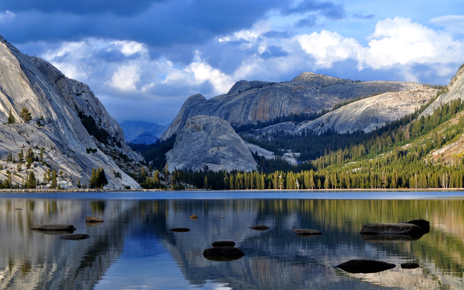 Lake with Mountains and Clouds HD Wallpaper