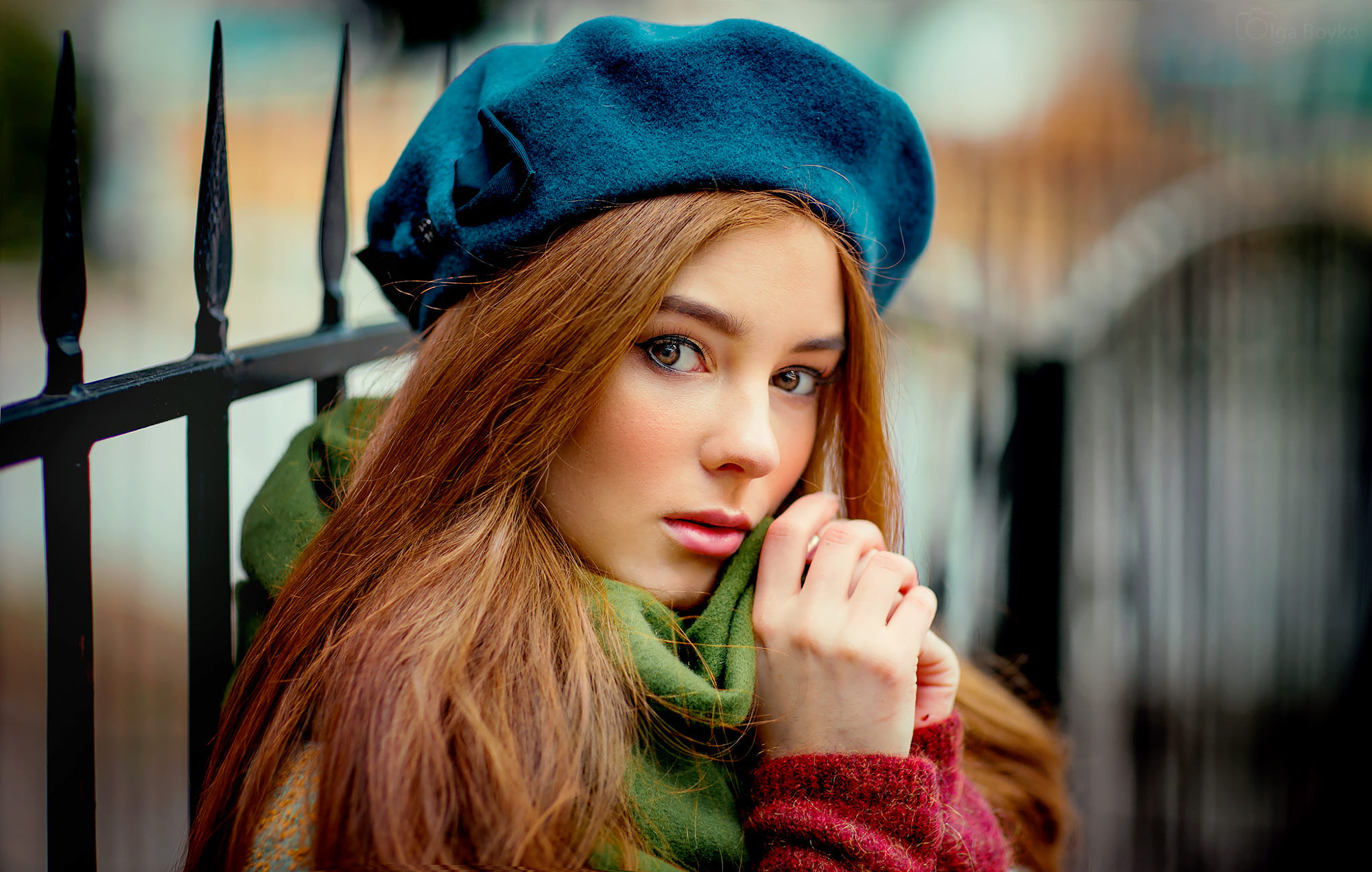 Woman wearing a beret and scarf outdoors HD Wallpaper