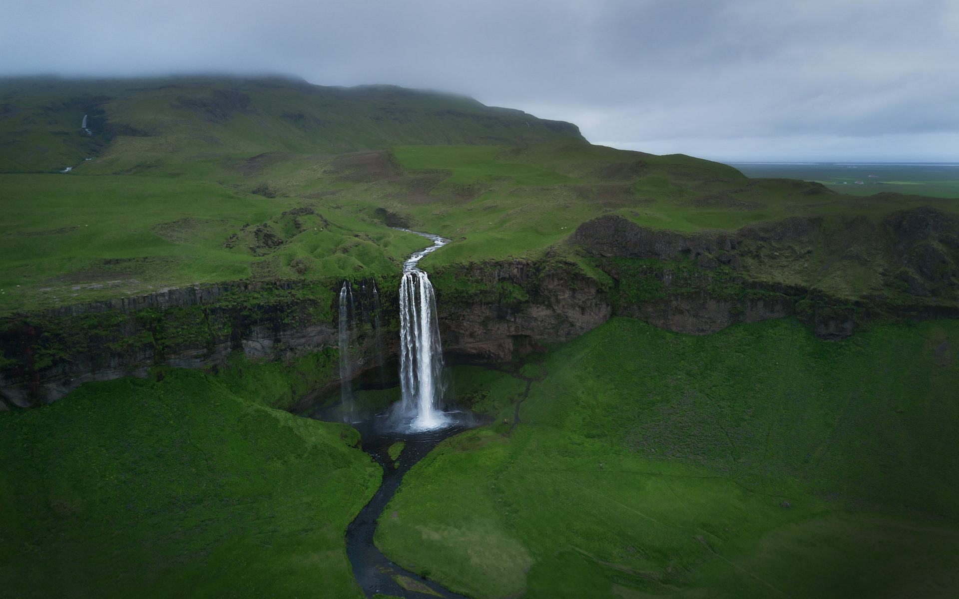 Seljalandsfoss waterfall in Iceland HD Wallpaper