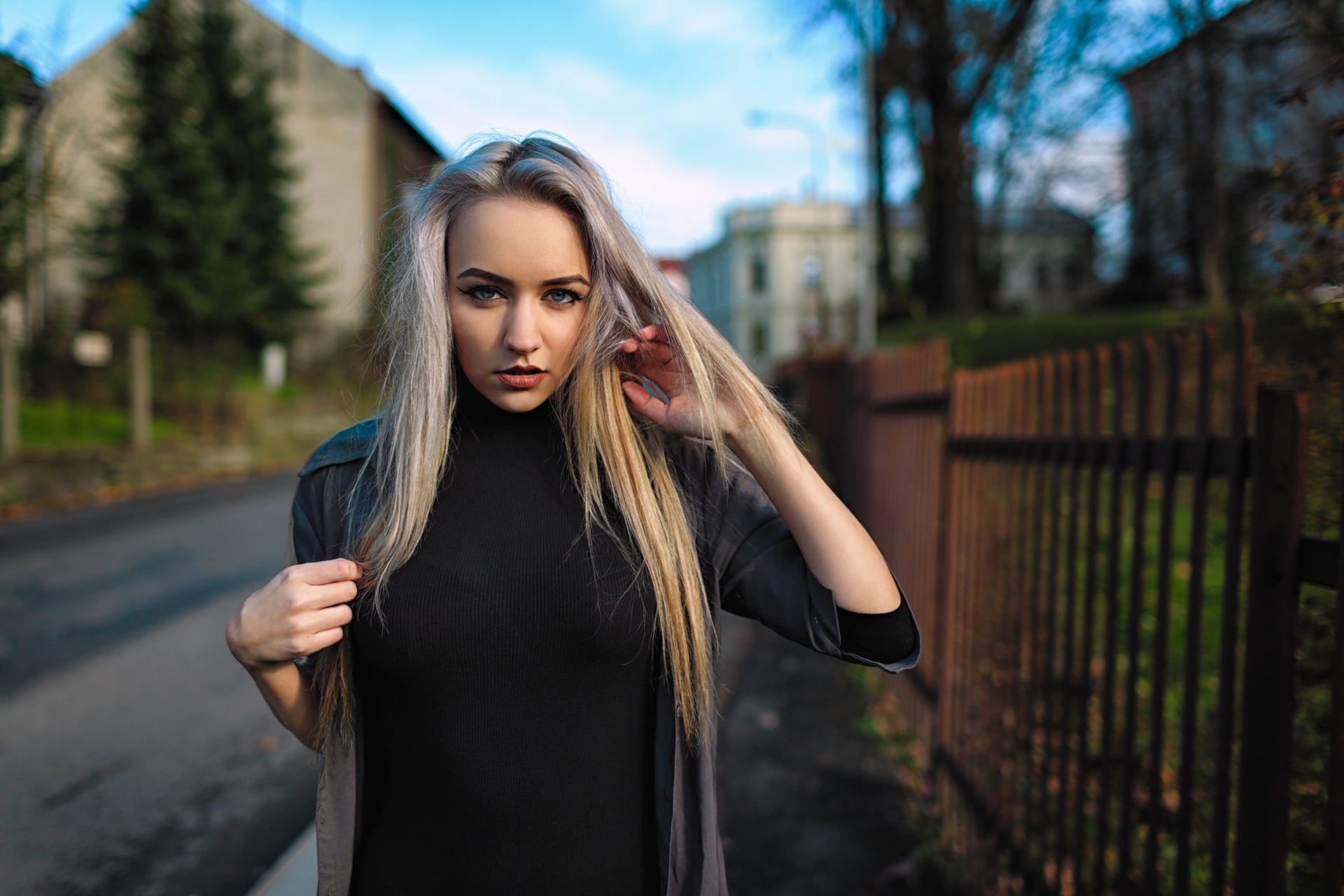 Woman with blonde hair wearing black clothing outdoors HD Wallpaper