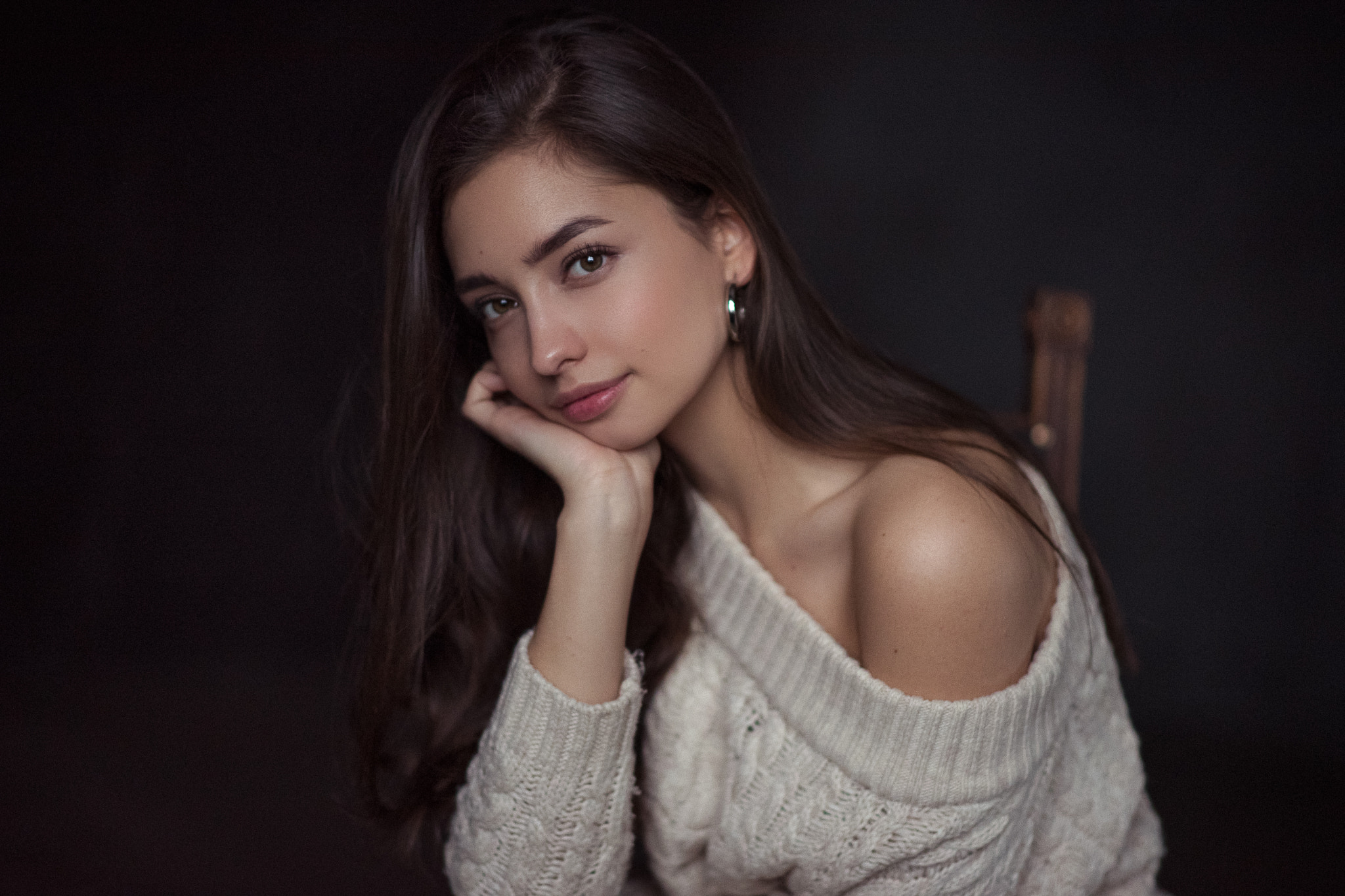 Woman in white sweater with hand on chin HD Wallpaper