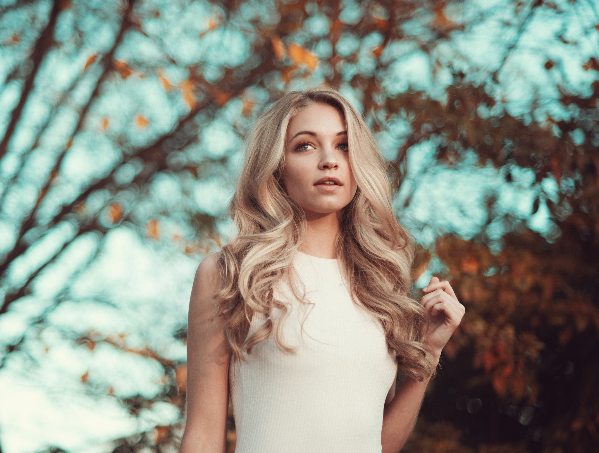 Woman with blonde wavy hair outdoors HD Wallpaper