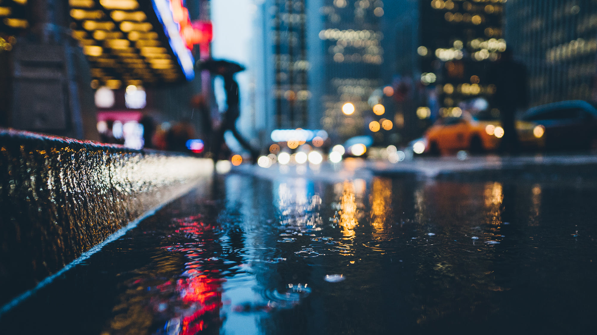 Rainy City Street with Blurred Lights and Cars HD Wallpaper