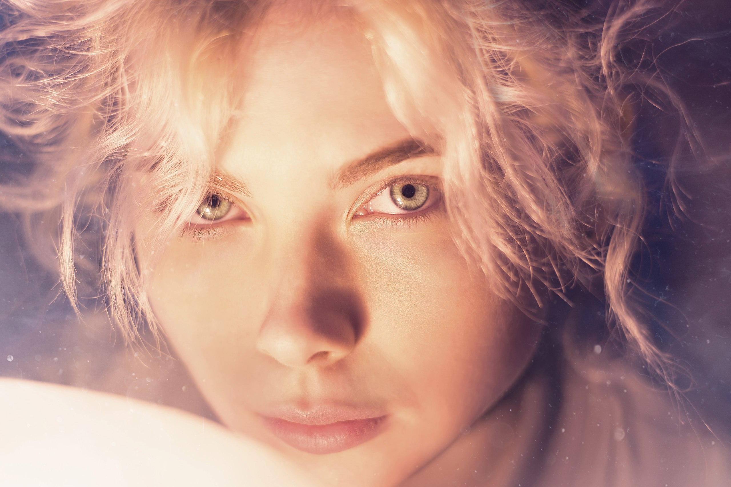 Close-up portrait of a young woman with blonde hair HD Wallpaper