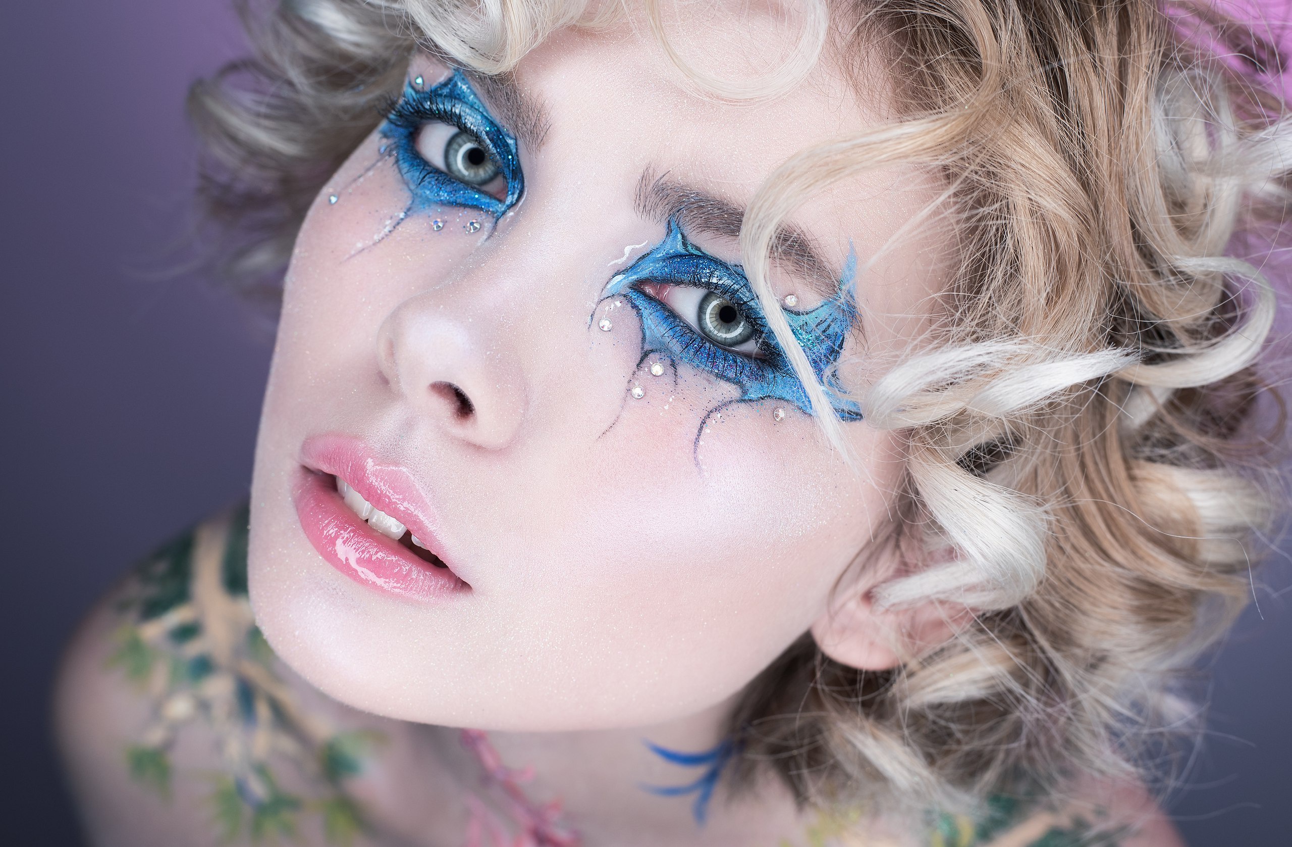 Woman with blue fantasy makeup and blonde curly hair HD Wallpaper