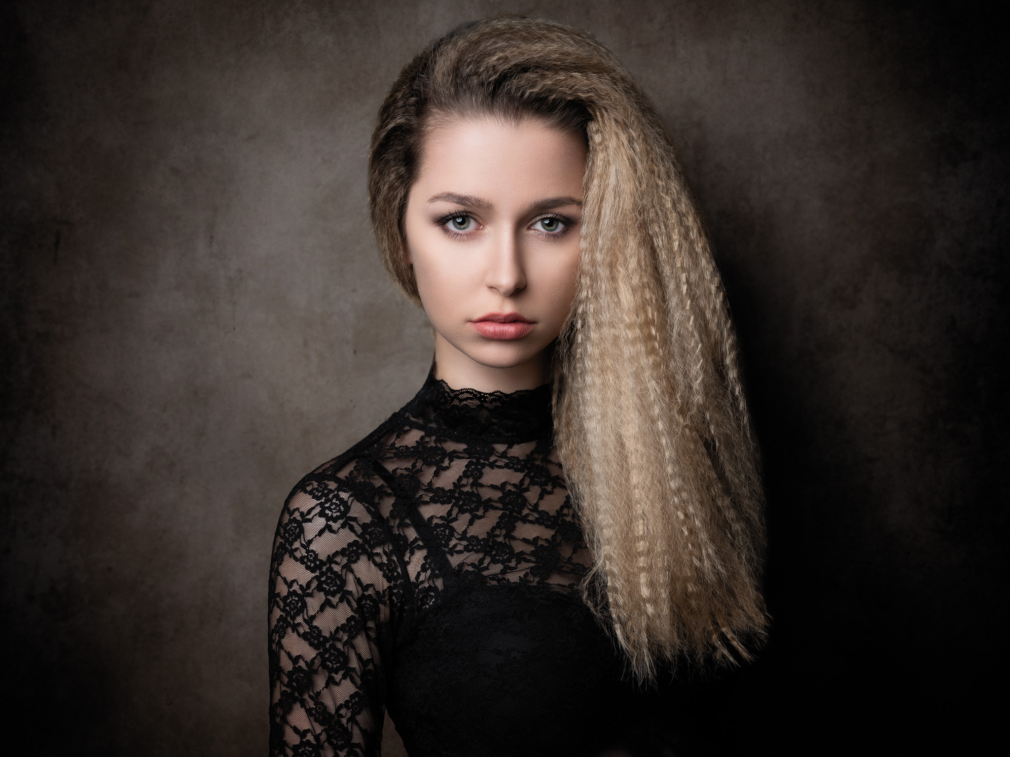 Portrait of a blonde woman with crimped hair HD Wallpaper