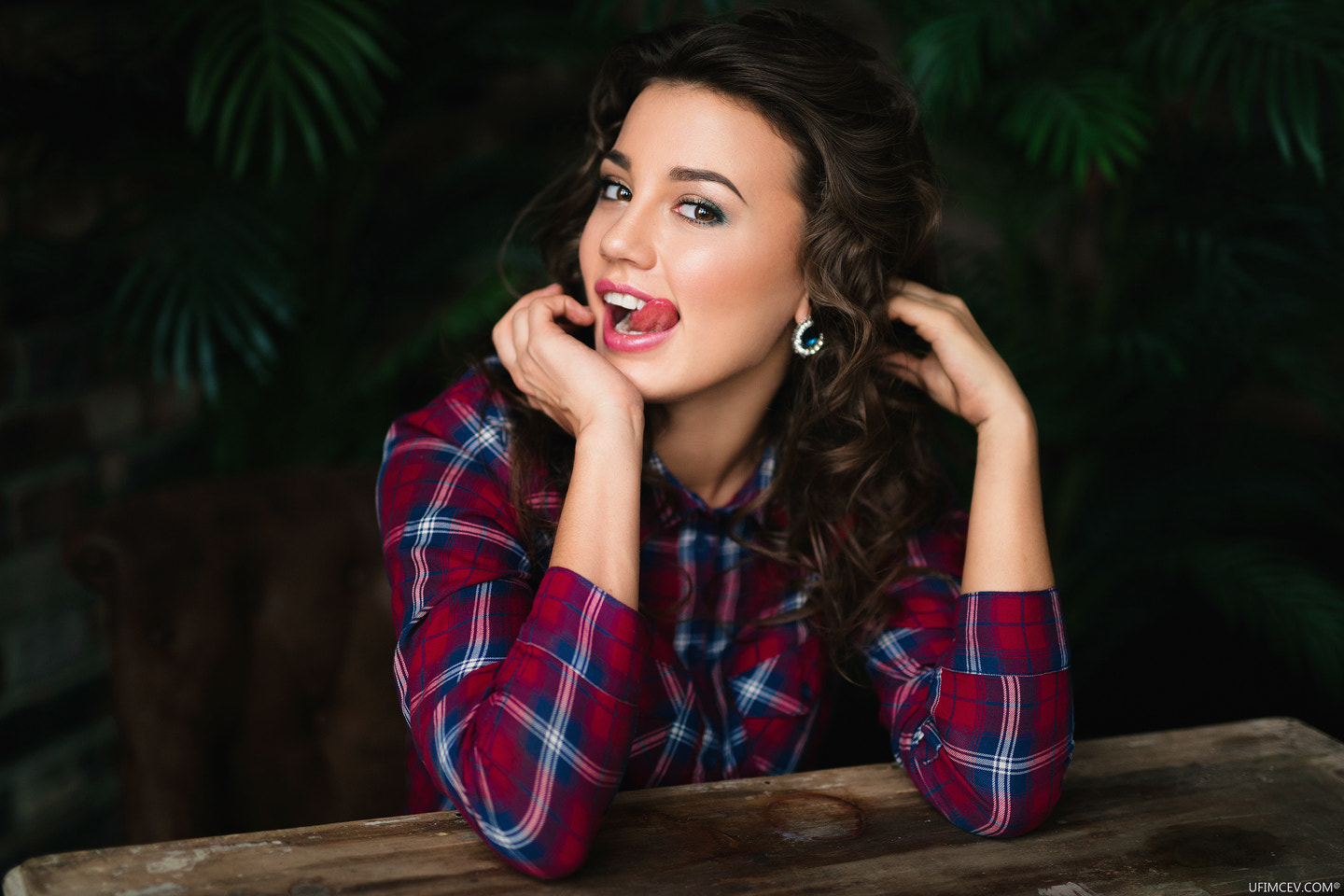 Woman sticking tongue out, Alexander Ufimtsev HD Wallpaper