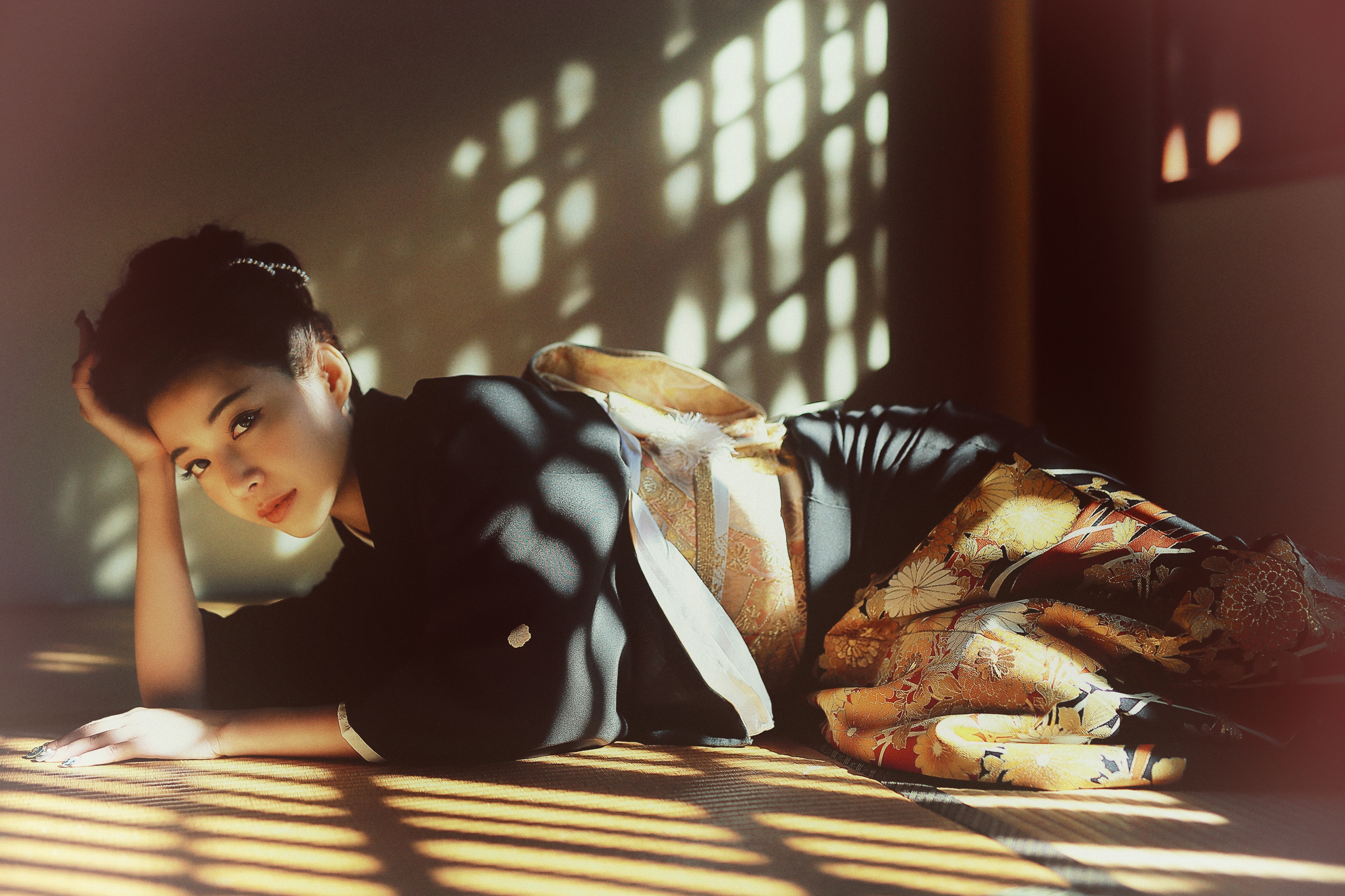 Woman in kimono lying on the floor HD Wallpaper