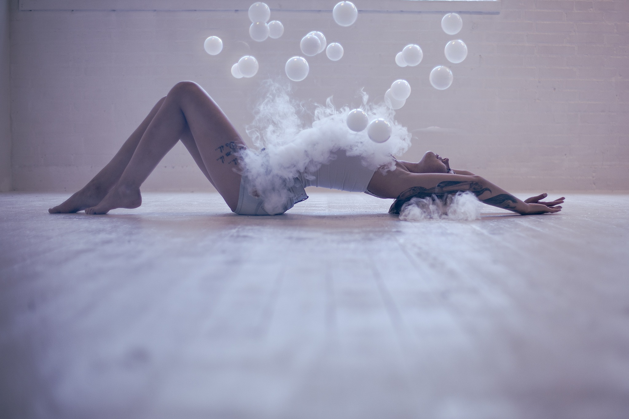 women, bubbles, Denice Nielsen, jean shorts, side view, arms up, white tops, arched back, tattoo, smoke, Reno Hansen, brunette HD Wallpaper