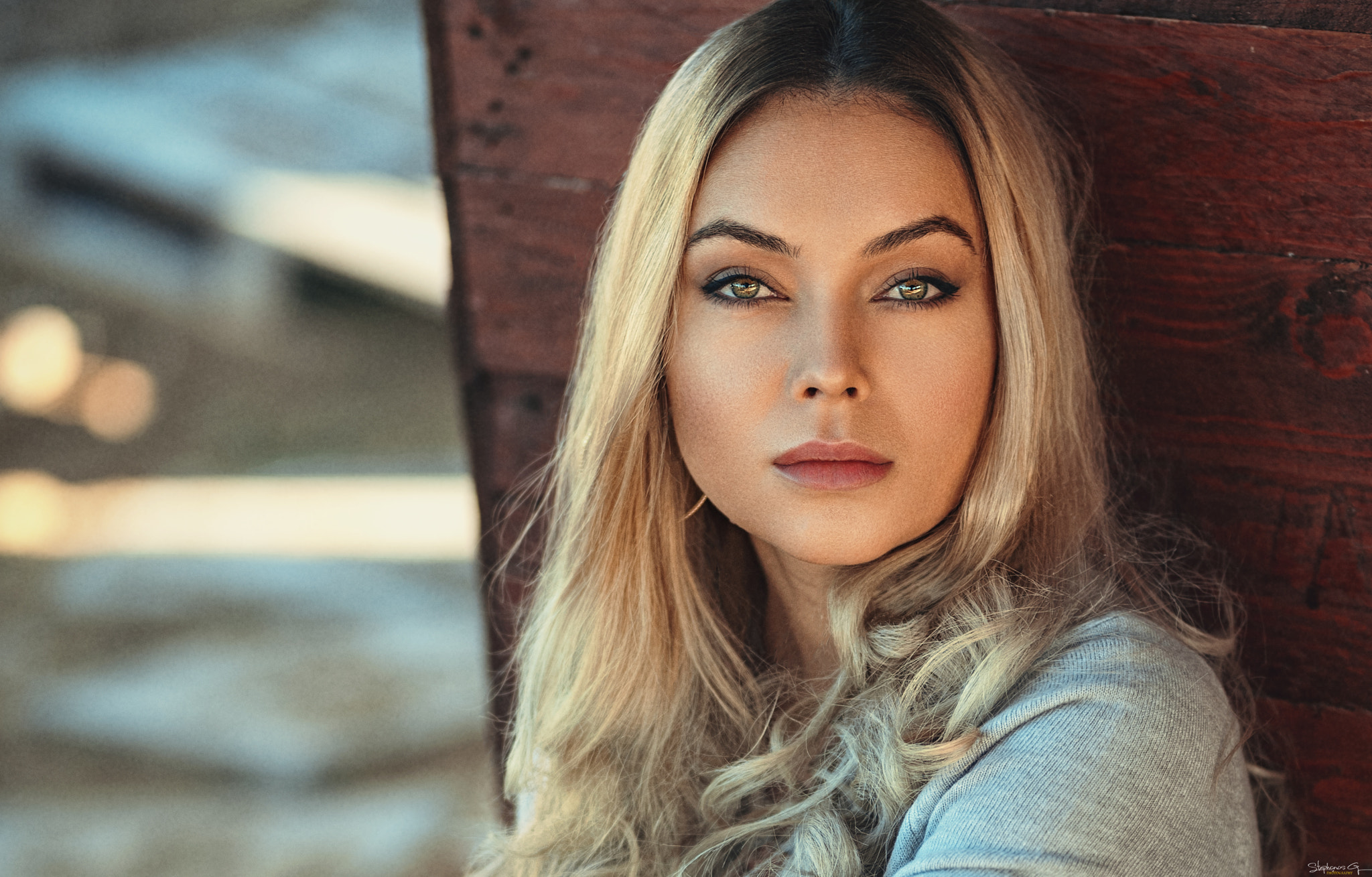 Woman with blonde hair and green eyes HD Wallpaper