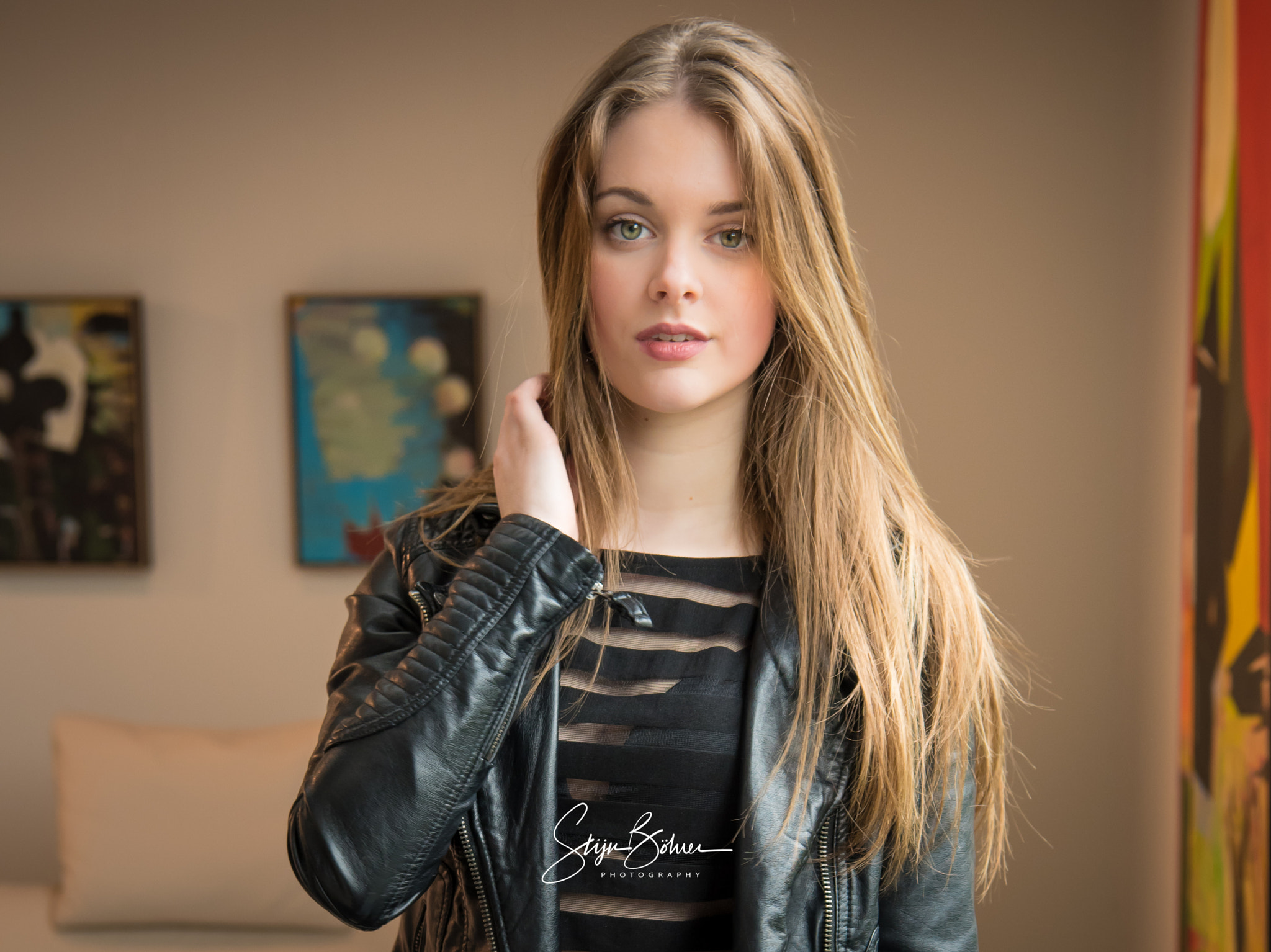 Woman with long blonde hair wearing a leather jacket HD Wallpaper