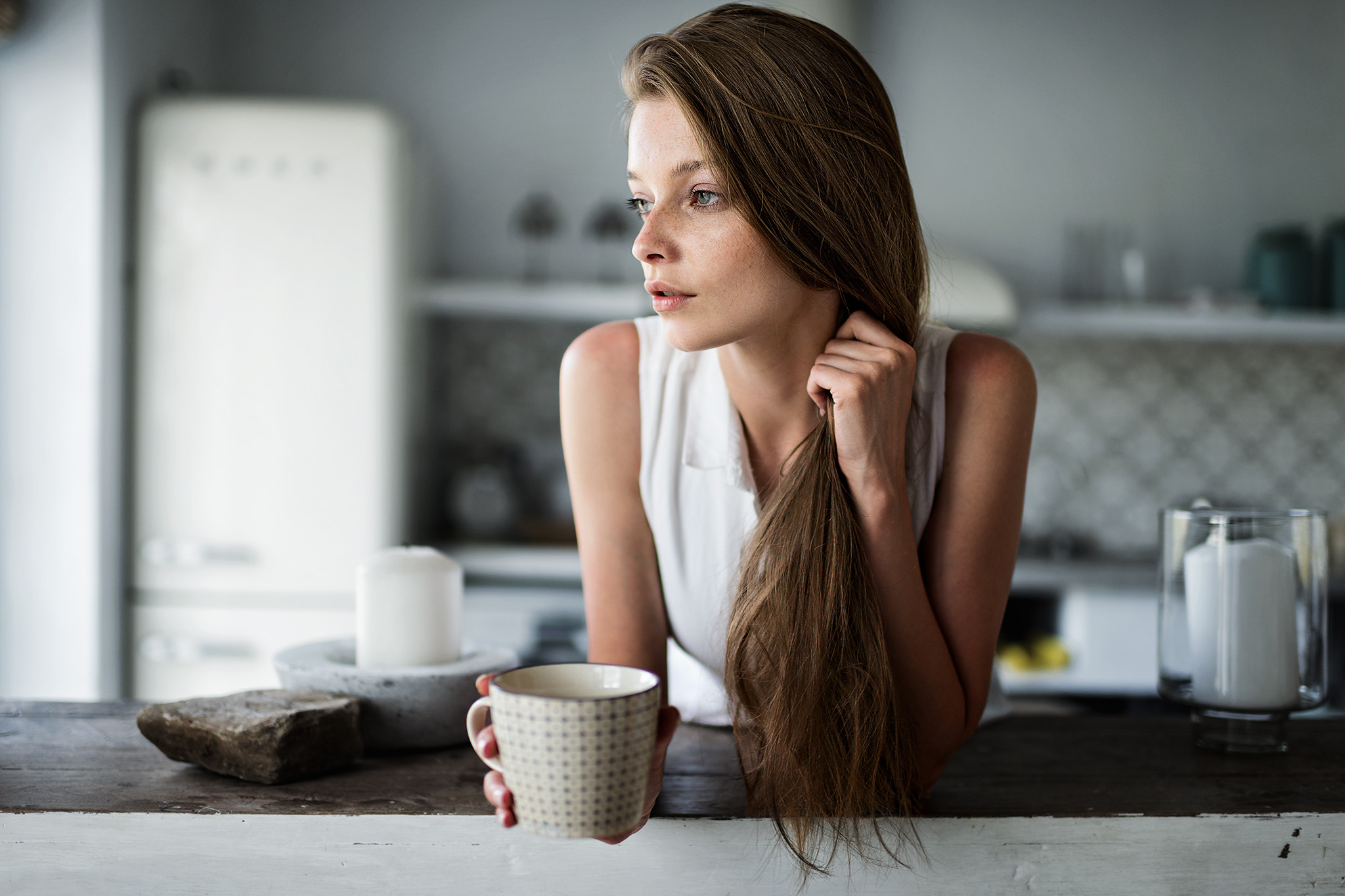 Woman with long brown hair holding a mug HD Wallpaper