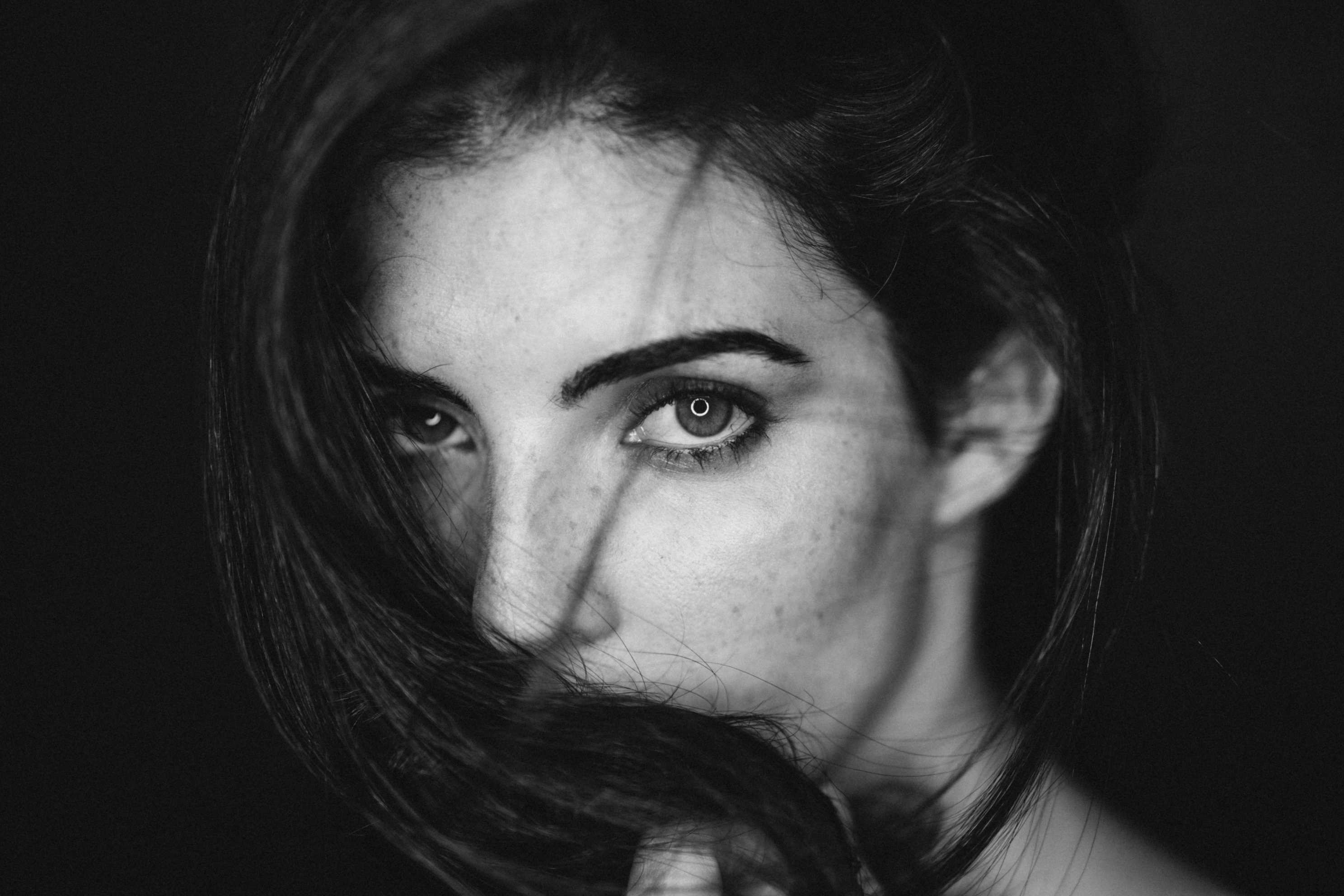 Monochrome portrait of Shannon Berkeley HD Wallpaper