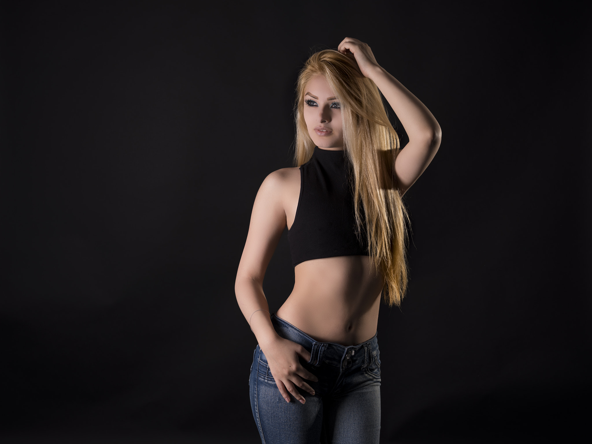 Woman with blonde hair in crop top and jeans HD Wallpaper