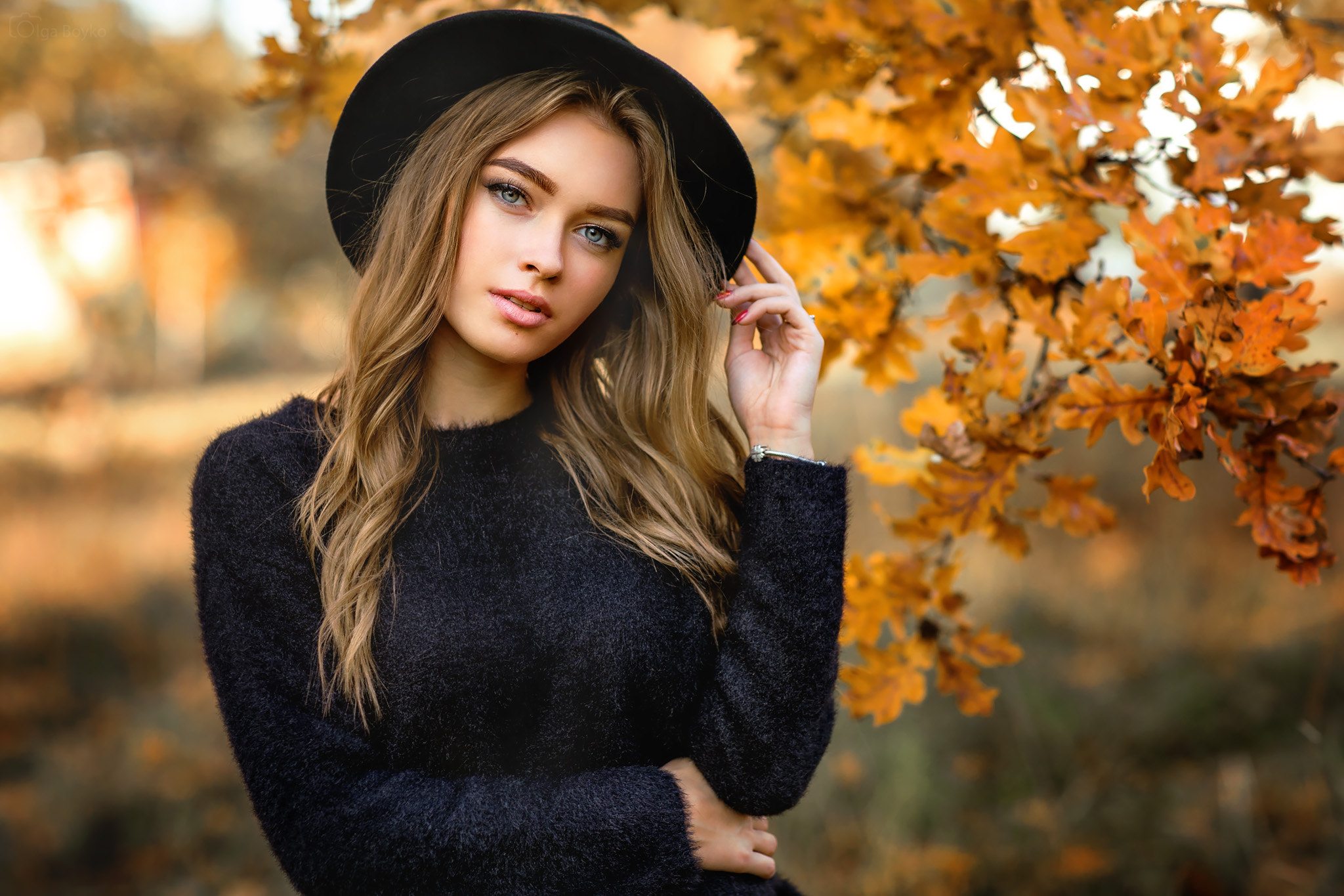 Woman wearing a black hat and sweater in autumn HD Wallpaper