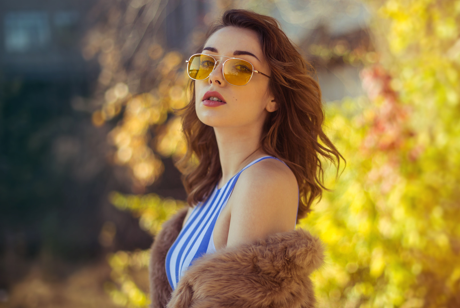 Woman with sunglasses and fur coat in autumn HD Wallpaper