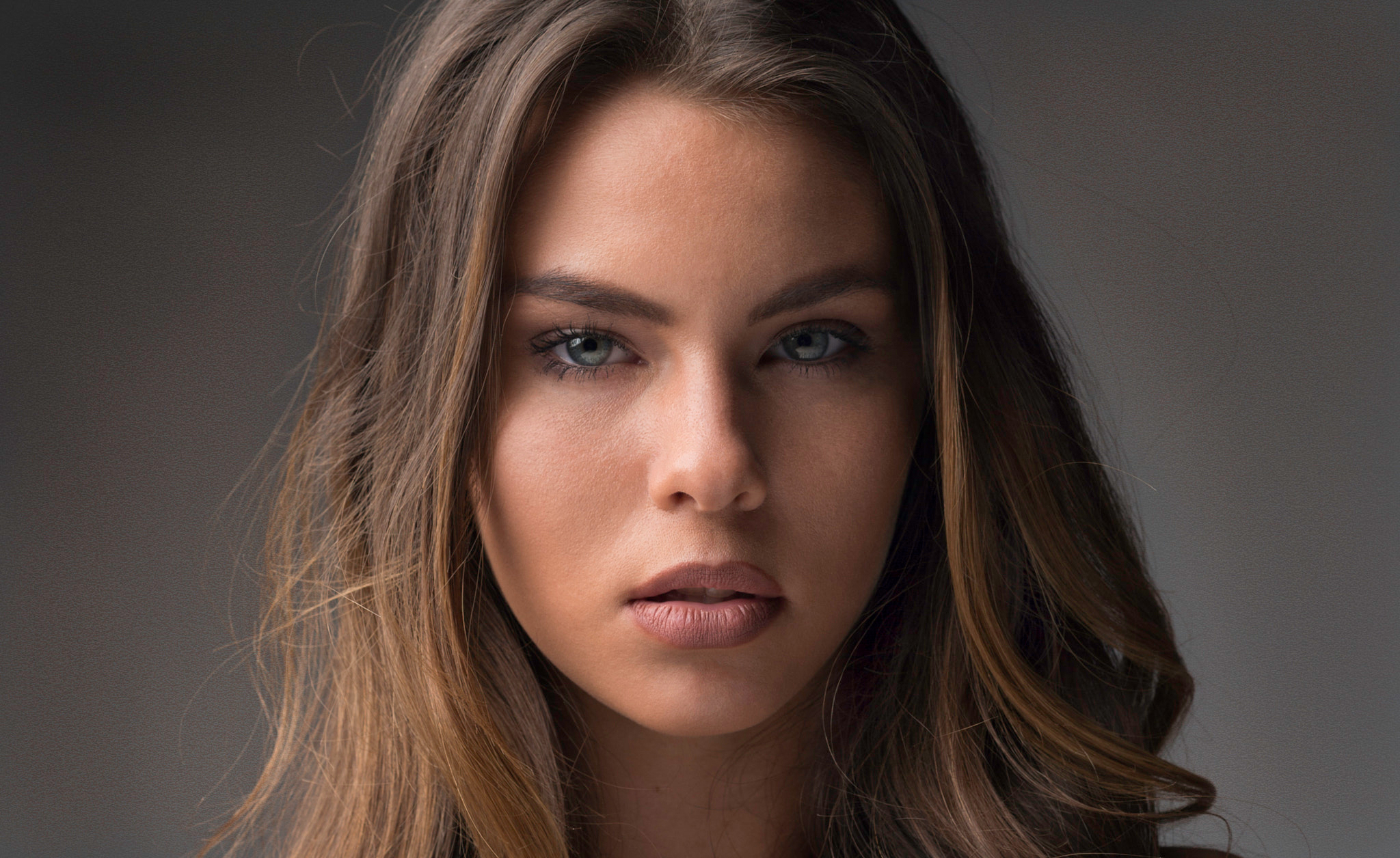 Portrait of a woman with brown hair and blue eyes HD Wallpaper