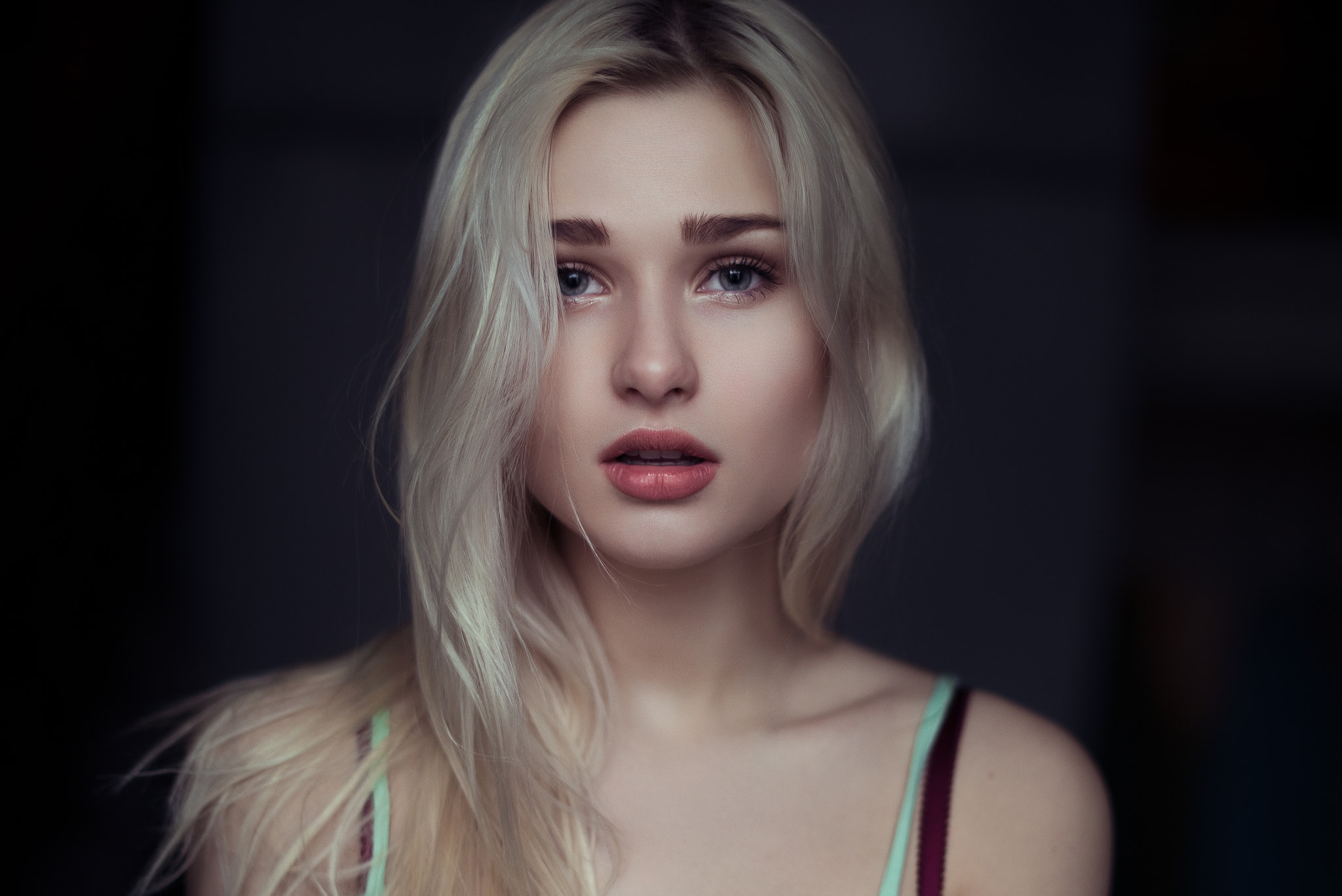 Portrait of a young blonde woman HD Wallpaper