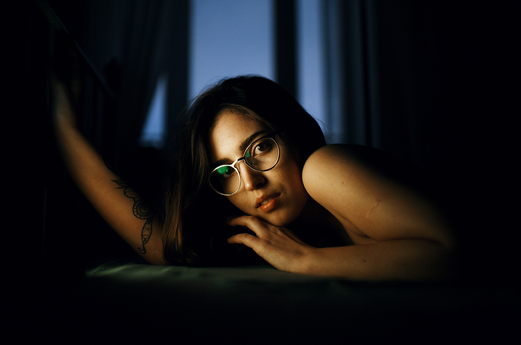 Woman with glasses lying down HD Wallpaper